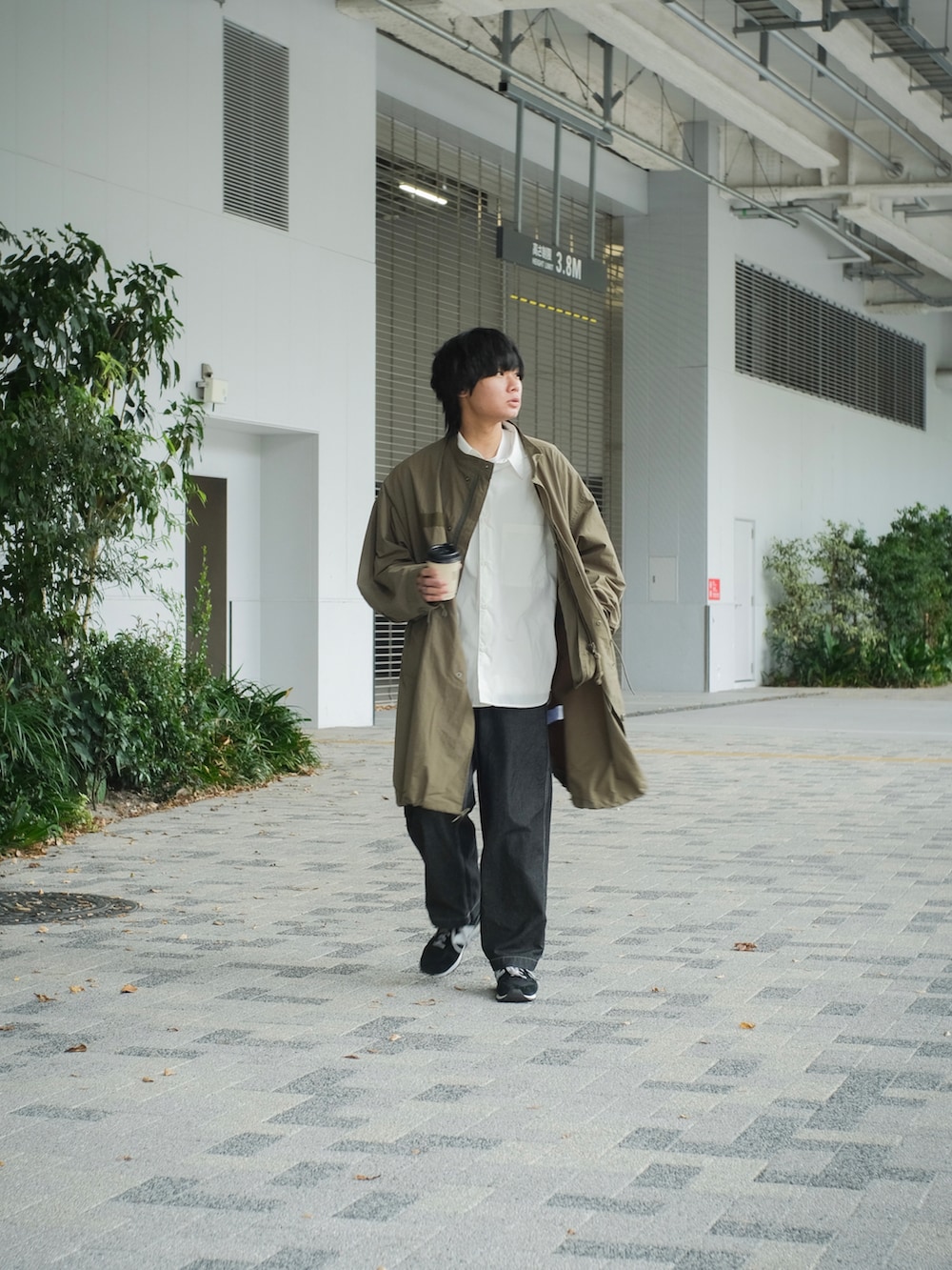 グリーン系のモッズコート、ホワイト系のシャツ/ブラウス、ホワイト系のTシャツ/カットソーを着用したメンズの秋コーディネートの4枚目の写真