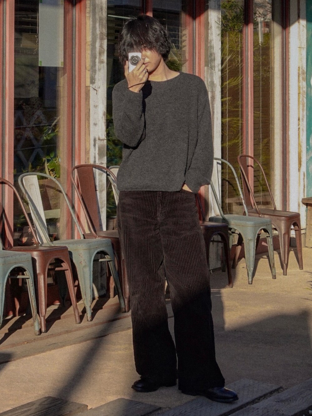 ブラック系のブーツ、ブラック系のニット/セーター、ブラック系のパンツを着用したメンズの冬コーディネートの2枚目の写真