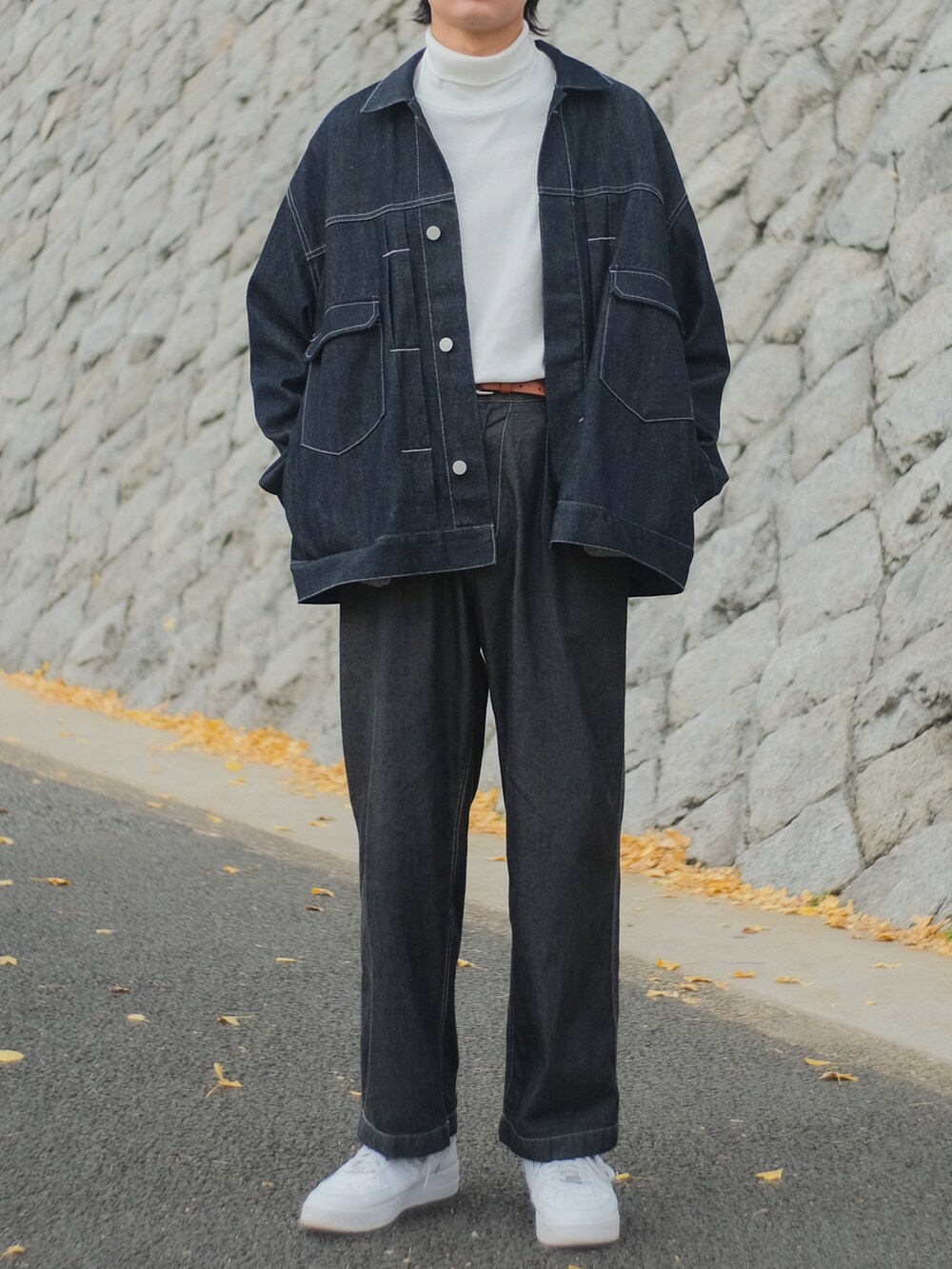 ブルー系のセットアップ、グレー系のデニムパンツ、ホワイト系のスニーカーを着用したメンズの冬コーディネートの2枚目の写真