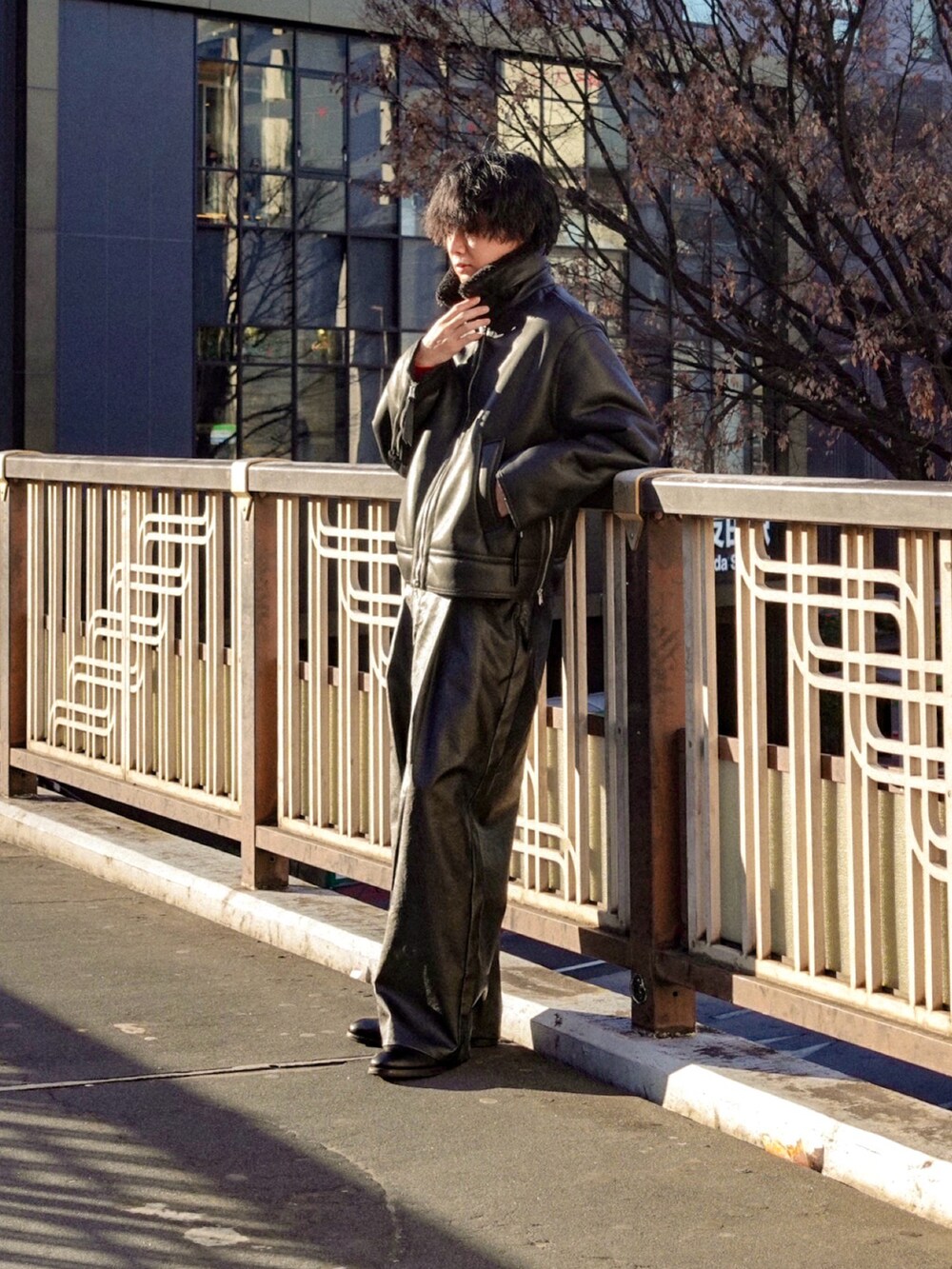 ブラック系のブーツ、ブラック系のブルゾン、ブラック系のスラックスを着用したメンズの冬コーディネートの2枚目の写真