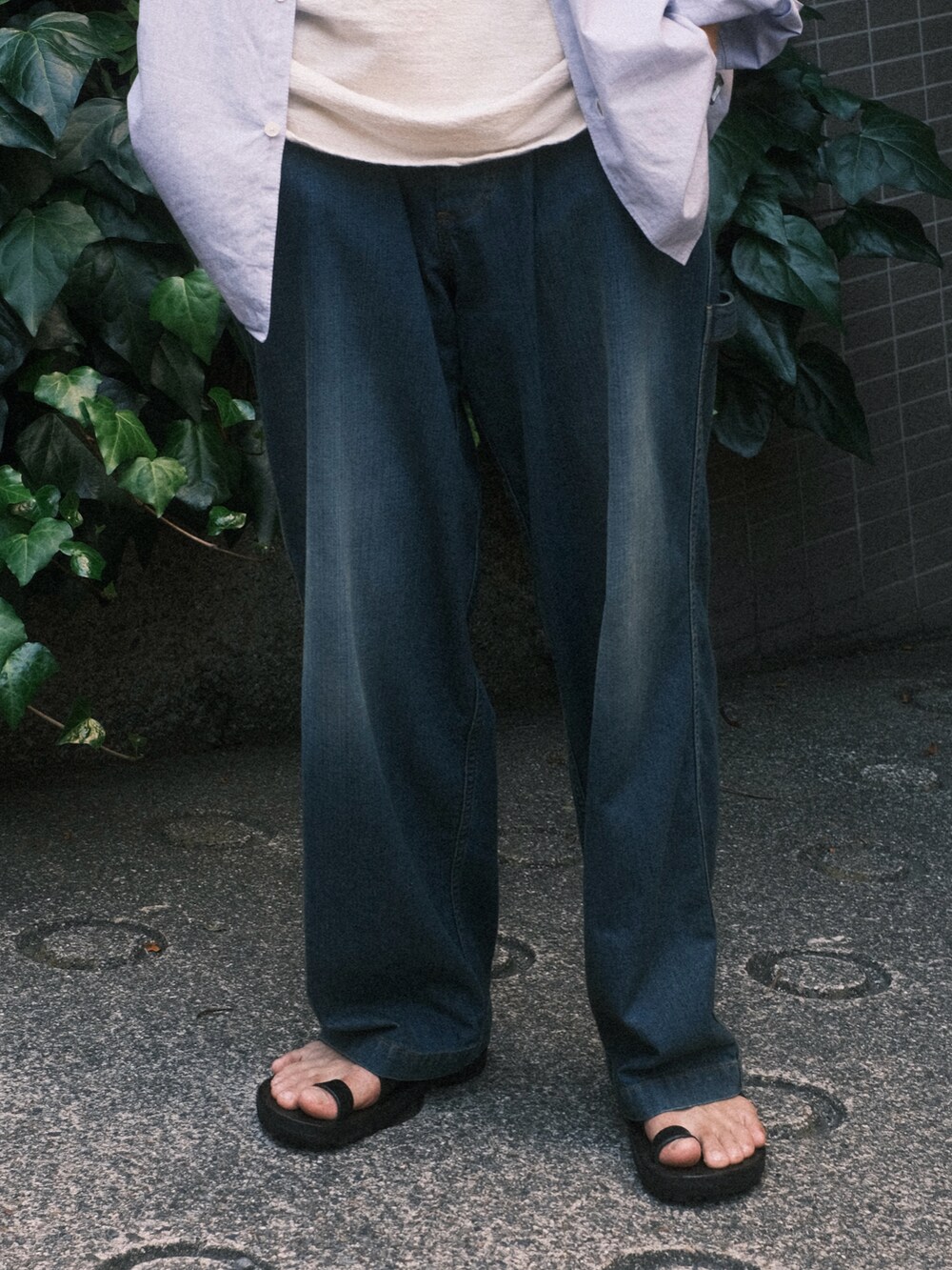 ブルー系のデニムパンツ、ブルー系のシャツ/ブラウス、ホワイト系のタンクトップを着用したメンズの夏コーディネートの2枚目の写真