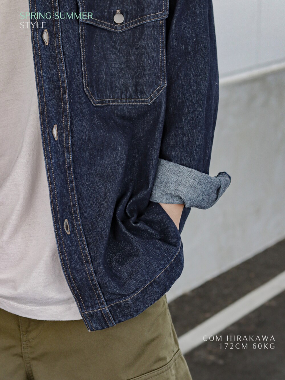 ブルー系のシャツ/ブラウス、グレー系のタンクトップ、グリーン系のカーゴパンツを着用したメンズの春コーディネートの4枚目の写真