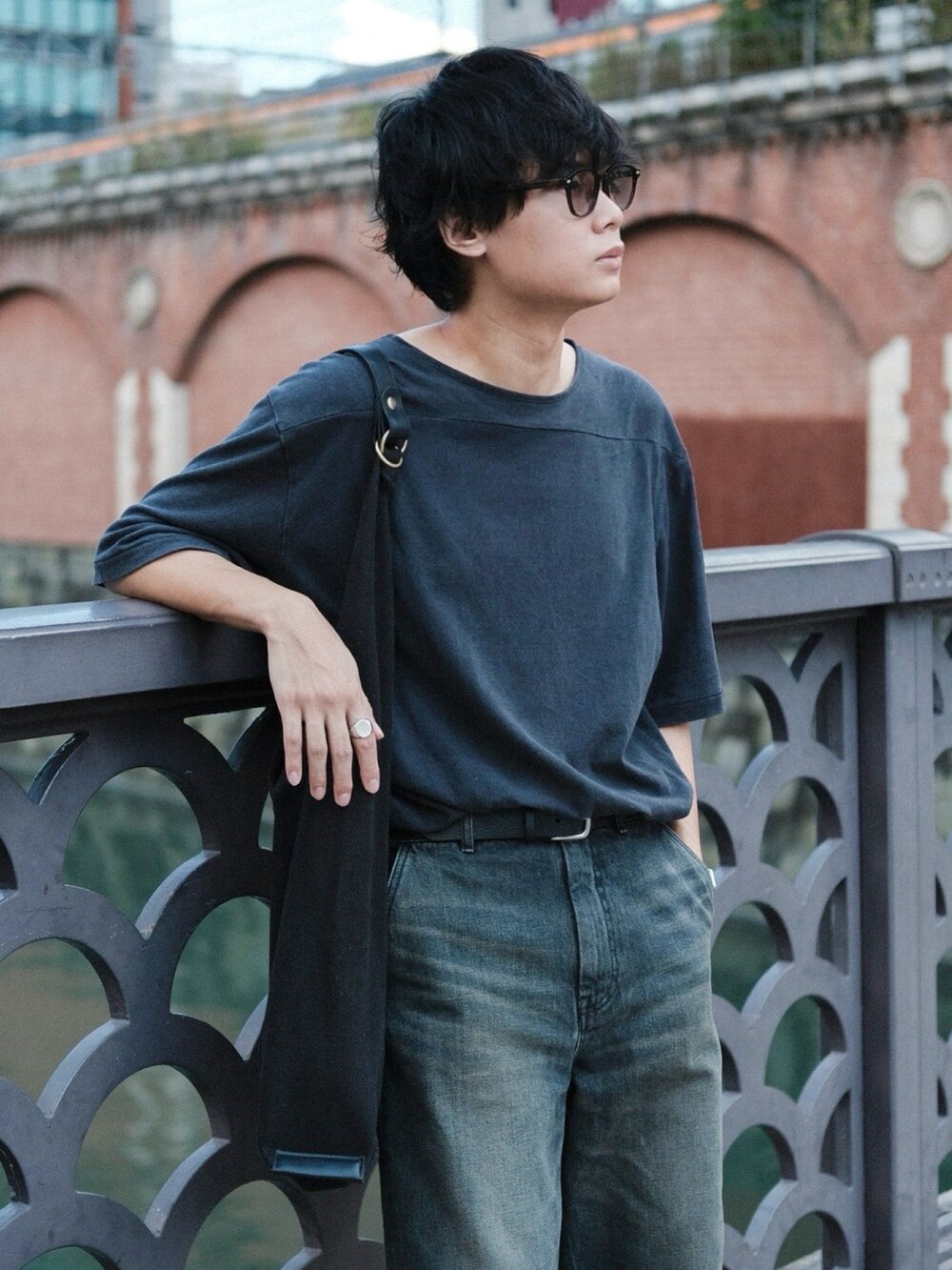 ブラック系のTシャツ/カットソー、ブラック系のトートバッグ、ブラック系のデニムパンツを着用したメンズの夏コーディネートの2枚目の写真