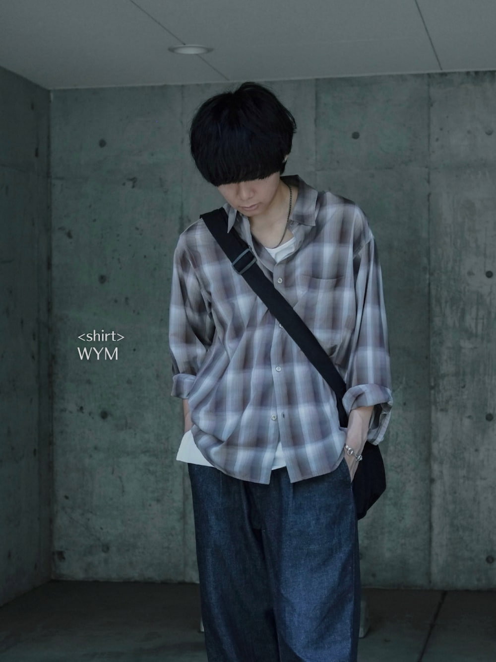 ブラウン系のシャツ/ブラウス、ブラック系のメッセンジャーバッグ、ブルー系のデニムパンツを着用したメンズの夏コーディネートの2枚目の写真