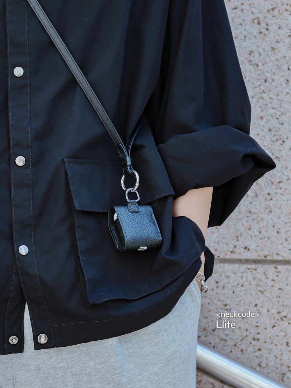 ブラック系のミリタリージャケット、グレー系のスウェットパンツ、ホワイト系のスニーカーを着用したメンズの春コーディネートの3枚目の写真