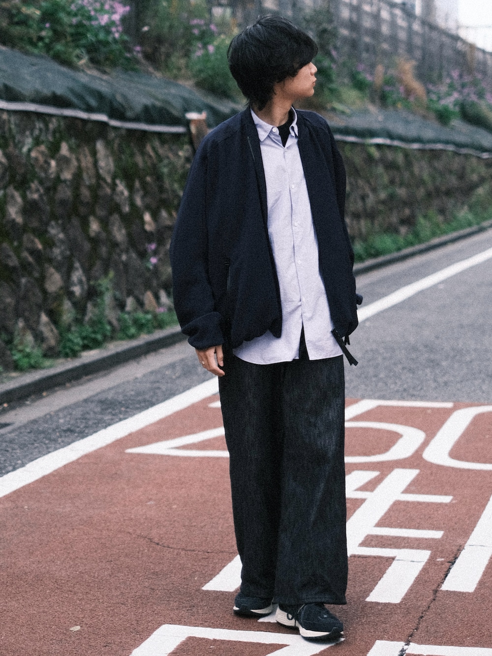 ブルー系のブルゾン、ブルー系のシャツ/ブラウス、ブラック系のTシャツ/カットソーを着用したメンズの春コーディネートの3枚目の写真