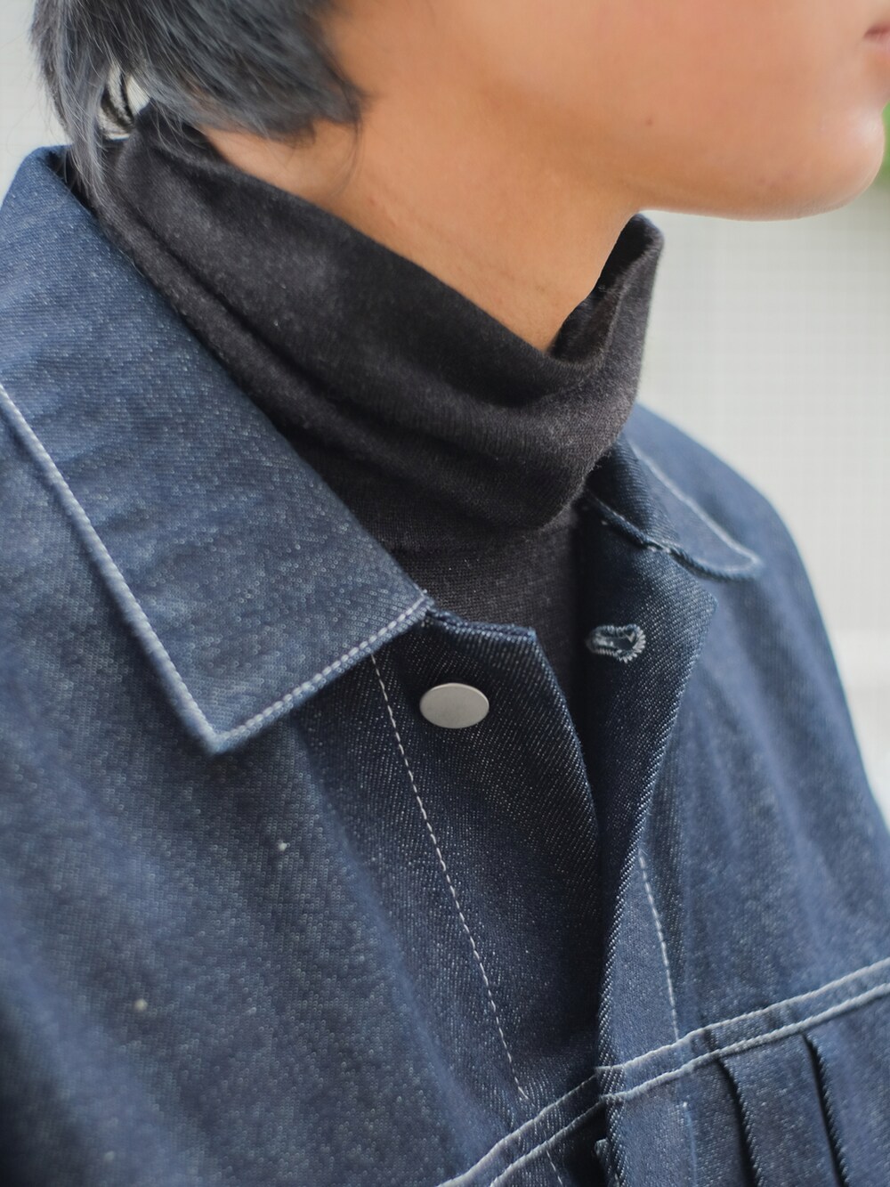 ブルー系のセットアップ、グレー系のデニムパンツ、ブラック系のドレスシューズを着用したメンズの冬コーディネートの3枚目の写真