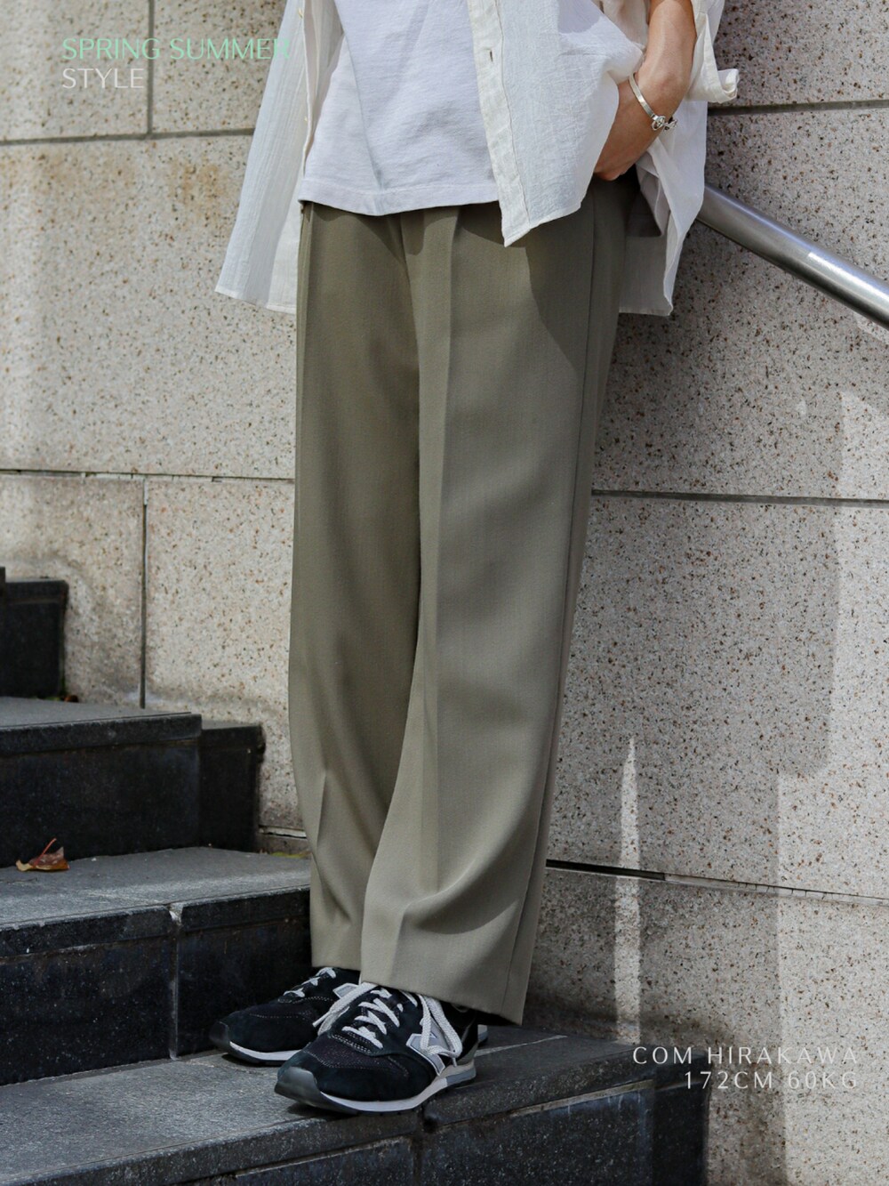 ホワイト系のシャツ/ブラウス、グレー系のタンクトップ、グリーン系のスラックスを着用したメンズの春コーディネートの4枚目の写真