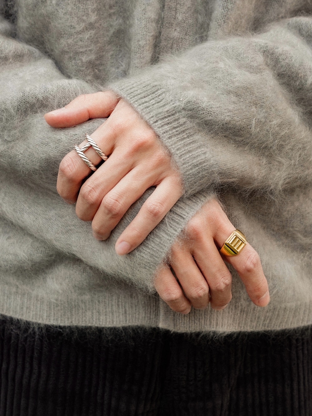 ブラック系のブーツ、グレー系のカーディガン/ボレロ、ブラック系のパンツを着用したメンズの冬コーディネートの2枚目の写真