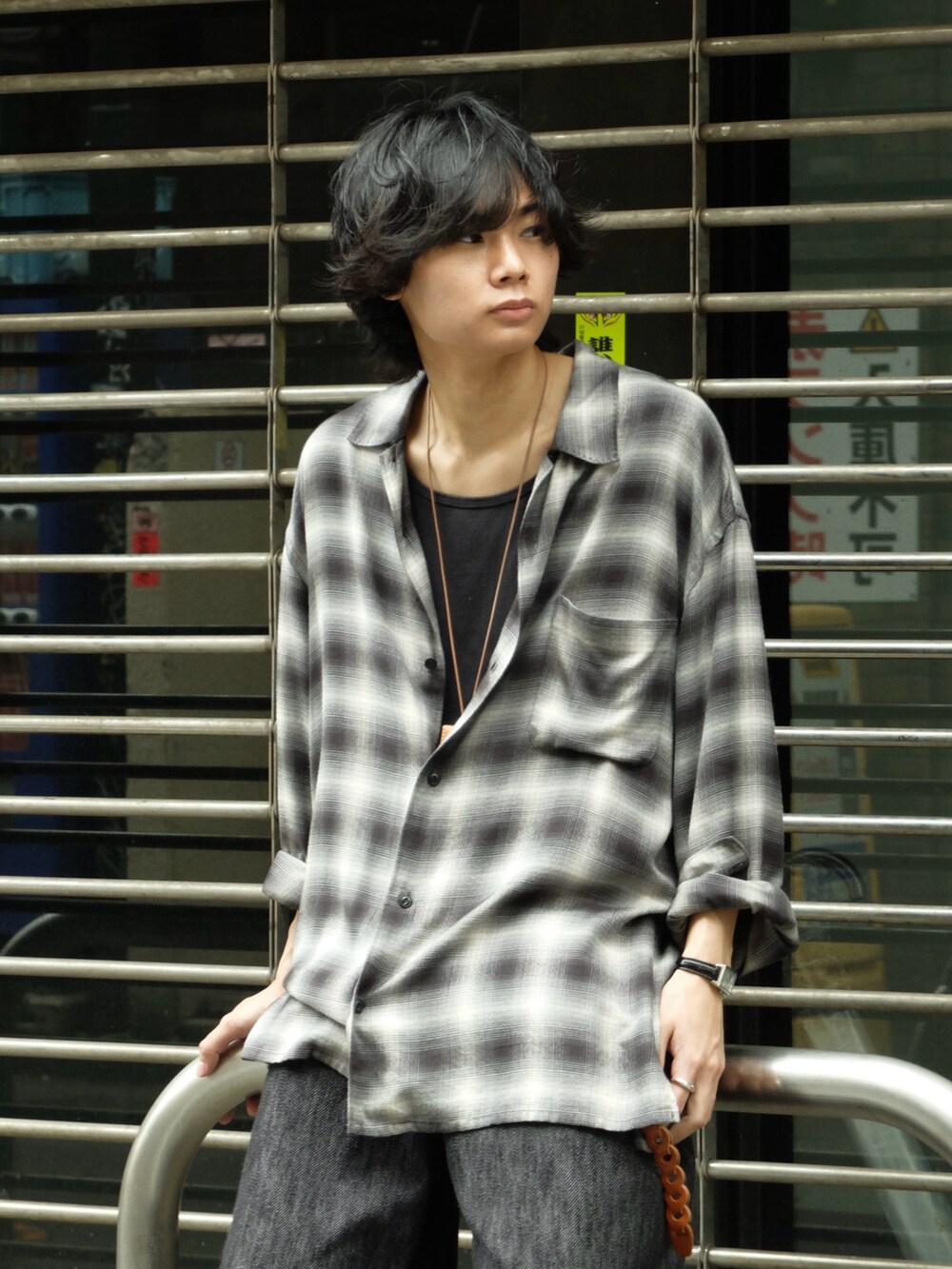 グレー系のシャツ/ブラウス、ブラック系のタンクトップ、ブラック系のデニムパンツを着用したメンズの夏コーディネートの2枚目の写真