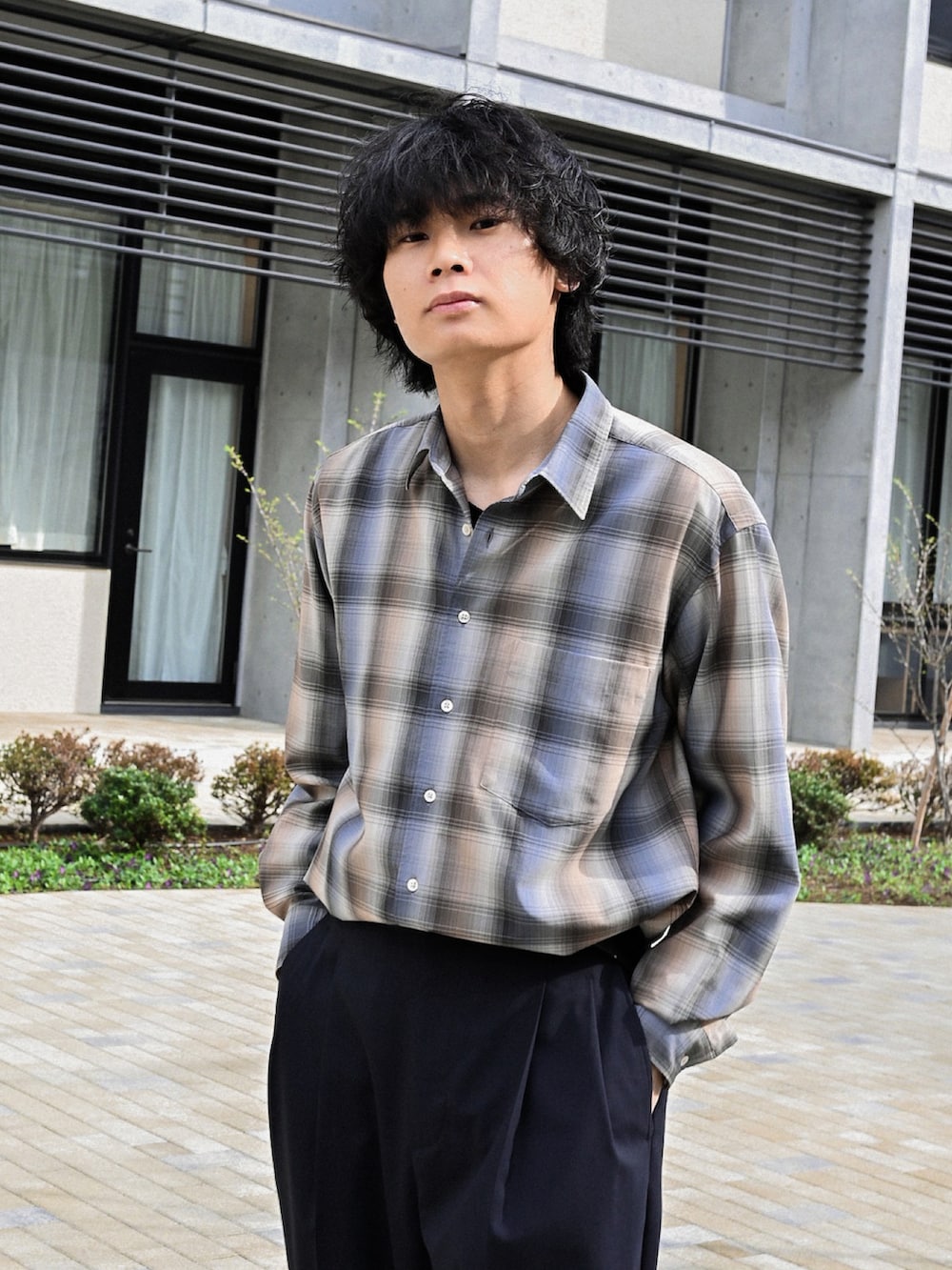 ブラック系のTシャツ/カットソー、ブラック系のブーツ、ブラック系のスラックスを着用したメンズの春コーディネートの3枚目の写真