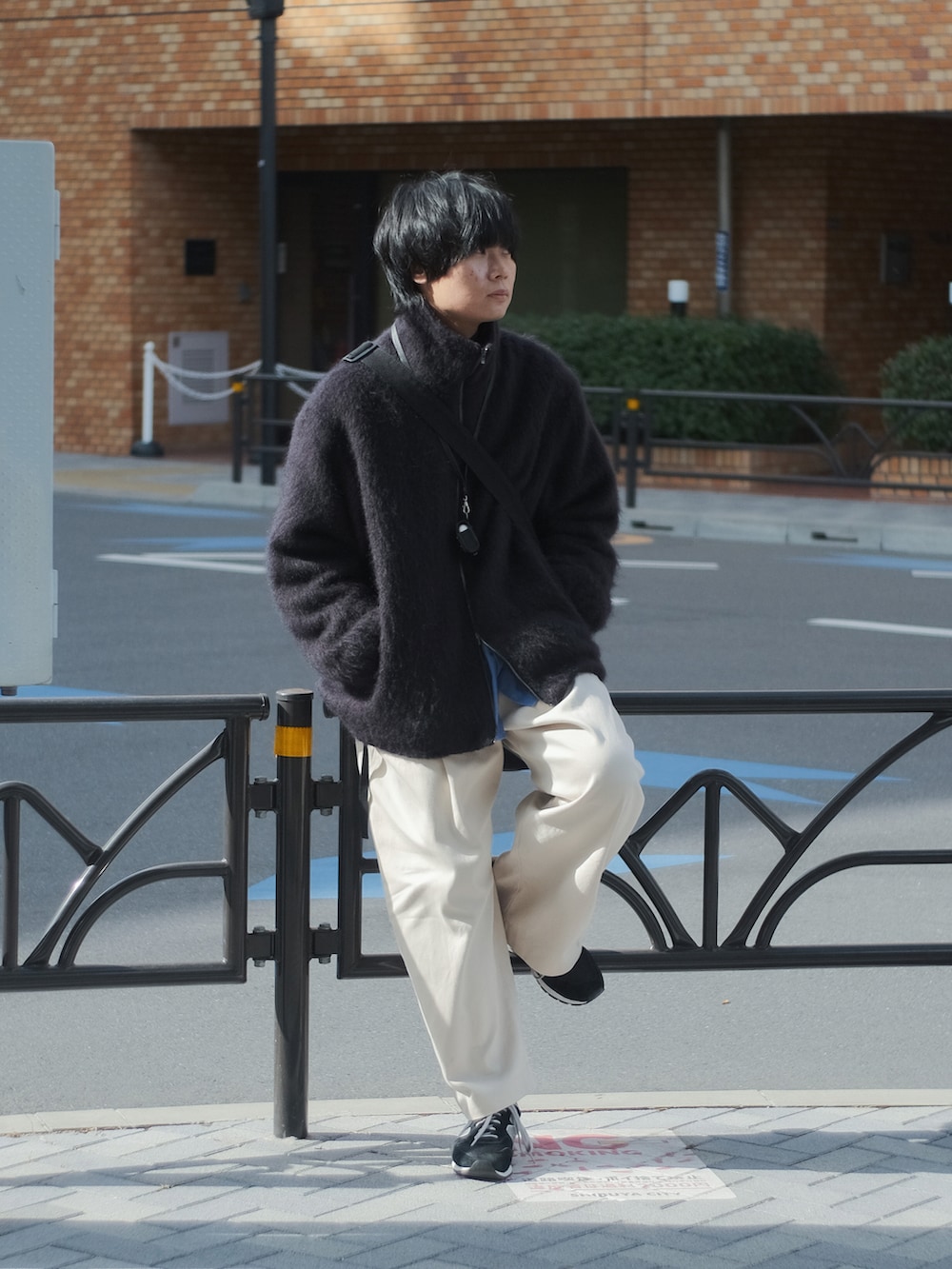 ブルー系のブルゾン、ブルー系のシャツ/ブラウス、ホワイト系のその他パンツを着用したメンズの冬コーディネートの5枚目の写真