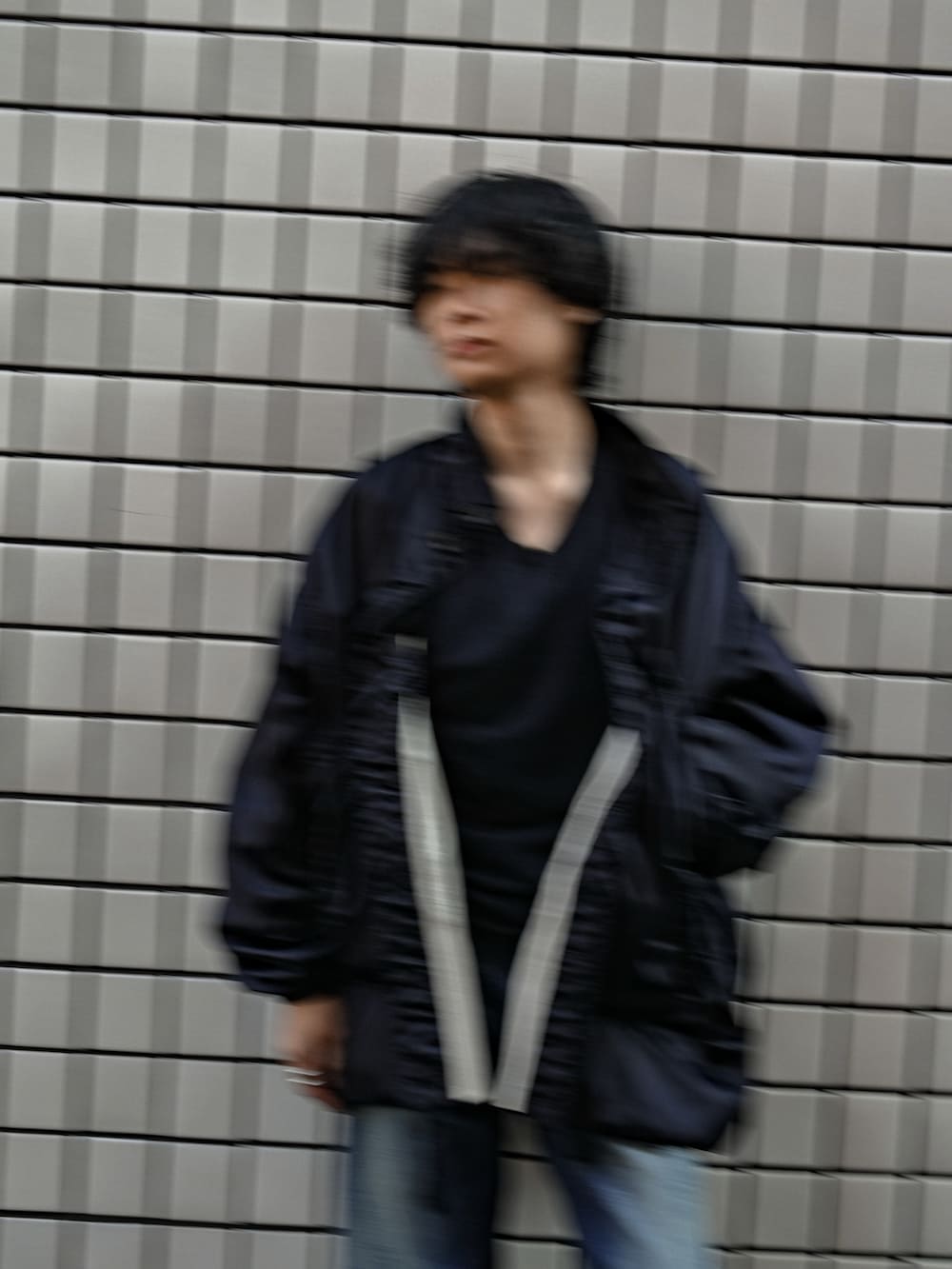 ブラック系のブーツ、ブラック系のニット/セーター、ブルー系のジャケット/アウターを着用したメンズの春コーディネートの3枚目の写真