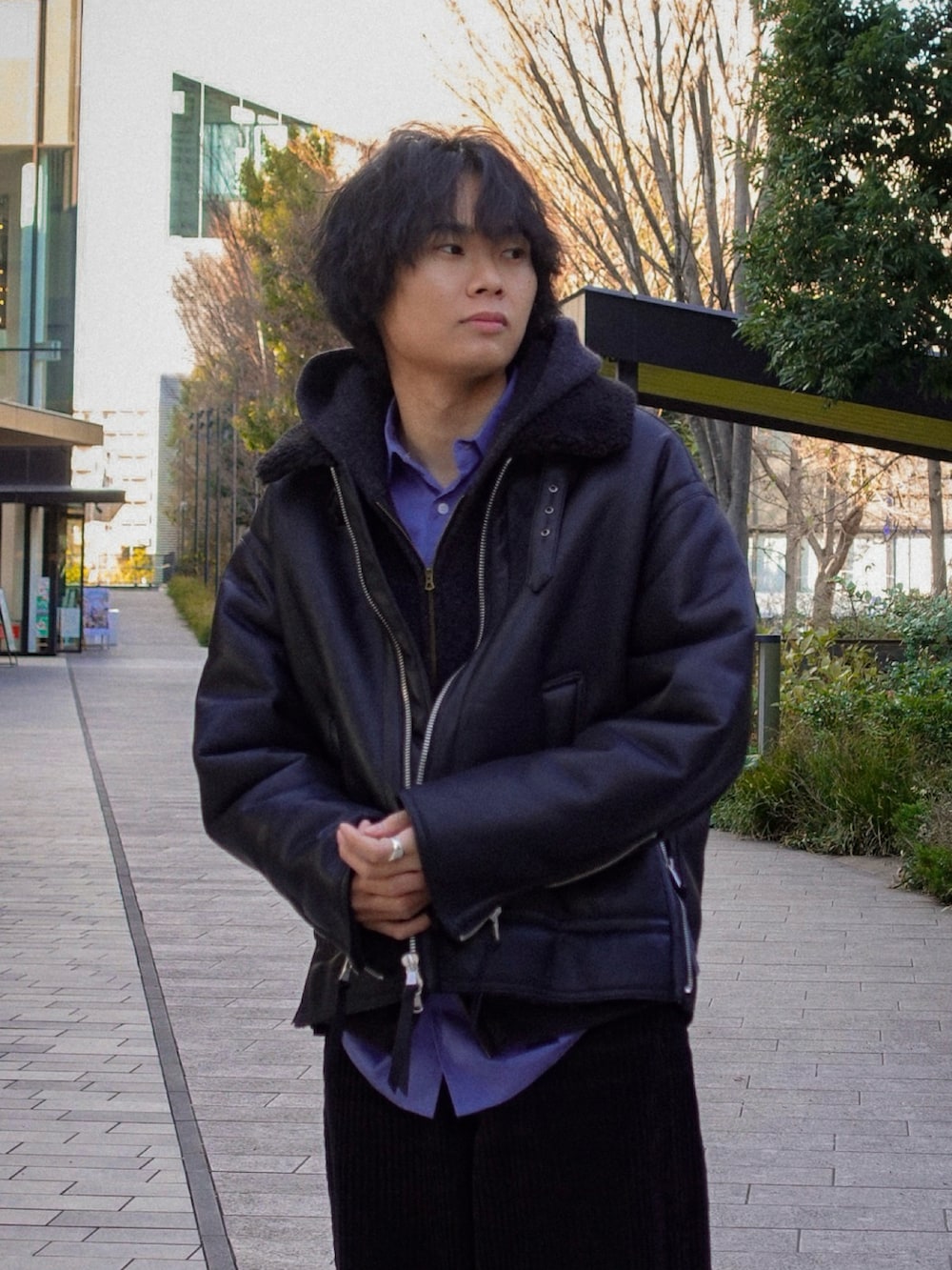 ブラック系のパーカー、ブルー系のシャツ/ブラウス、ブラック系のブルゾンを着用したメンズの冬コーディネートの2枚目の写真