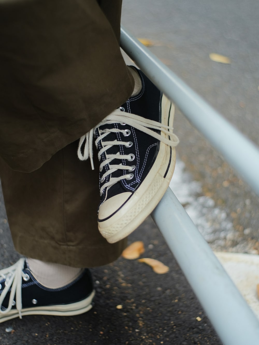 ブラック系のマウンテンパーカー、ブラック系のミリタリージャケット、ベージュ系のメッセンジャーバッグを着用したメンズの冬コーディネートの3枚目の写真