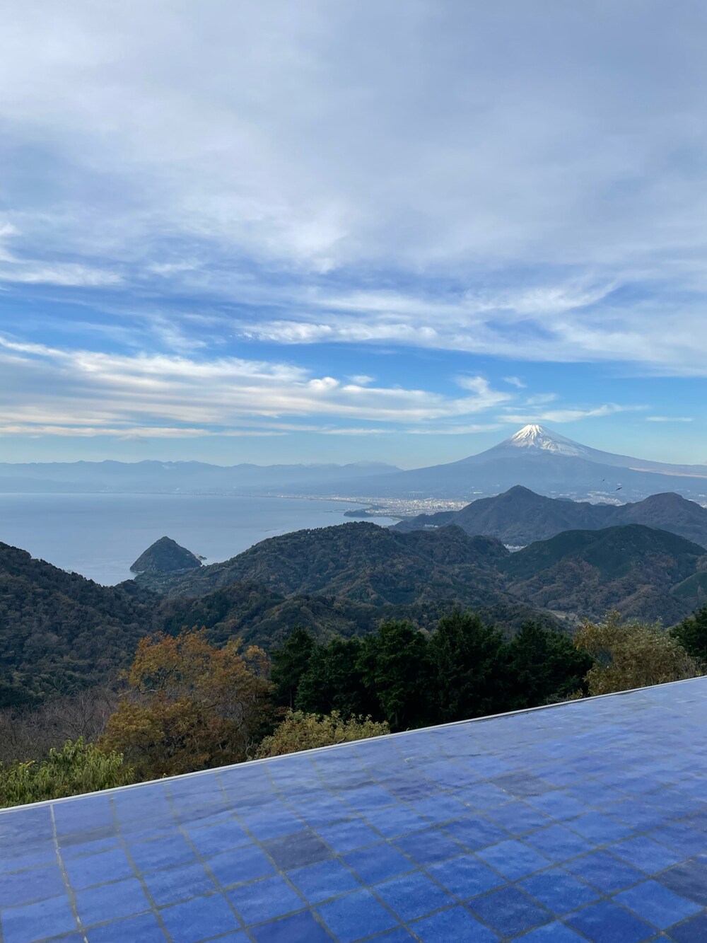 ブラック系のブーツ、ベージュ系のショルダーバッグ、グリーン系のモッズコートを着用したメンズの冬コーディネートの2枚目の写真