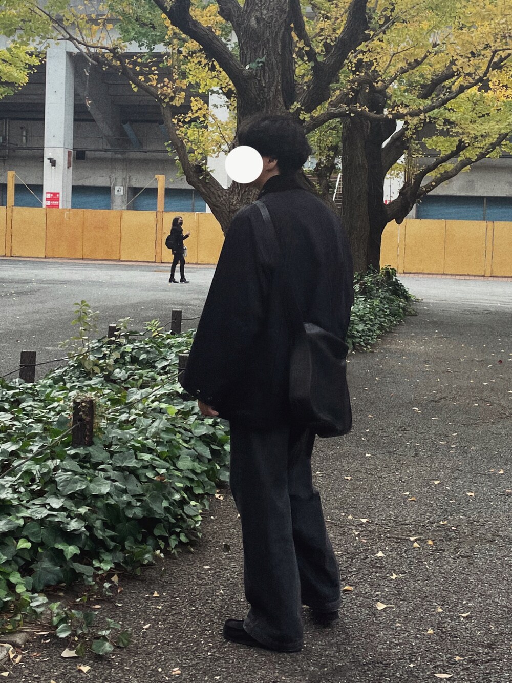 ブルー系のブルゾン、ブラック系のデニムパンツ、ブラック系のスニーカーを着用したメンズの秋コーディネートの2枚目の写真