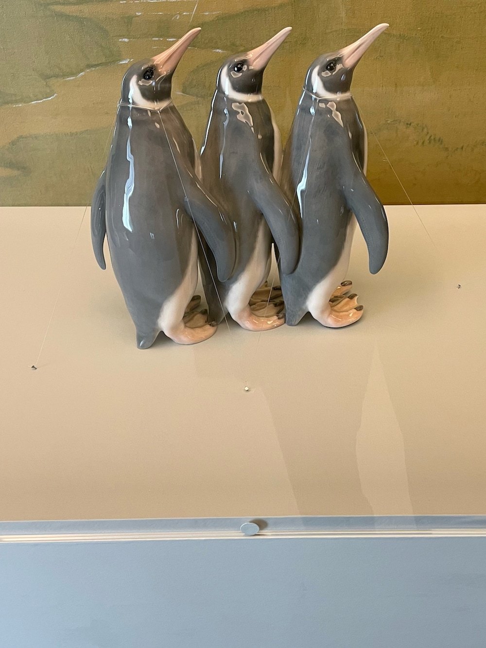 ブルー系のデニムパンツ、ブラック系のスニーカー、ブルー系のブルゾンを着用したメンズの冬コーディネートの2枚目の写真