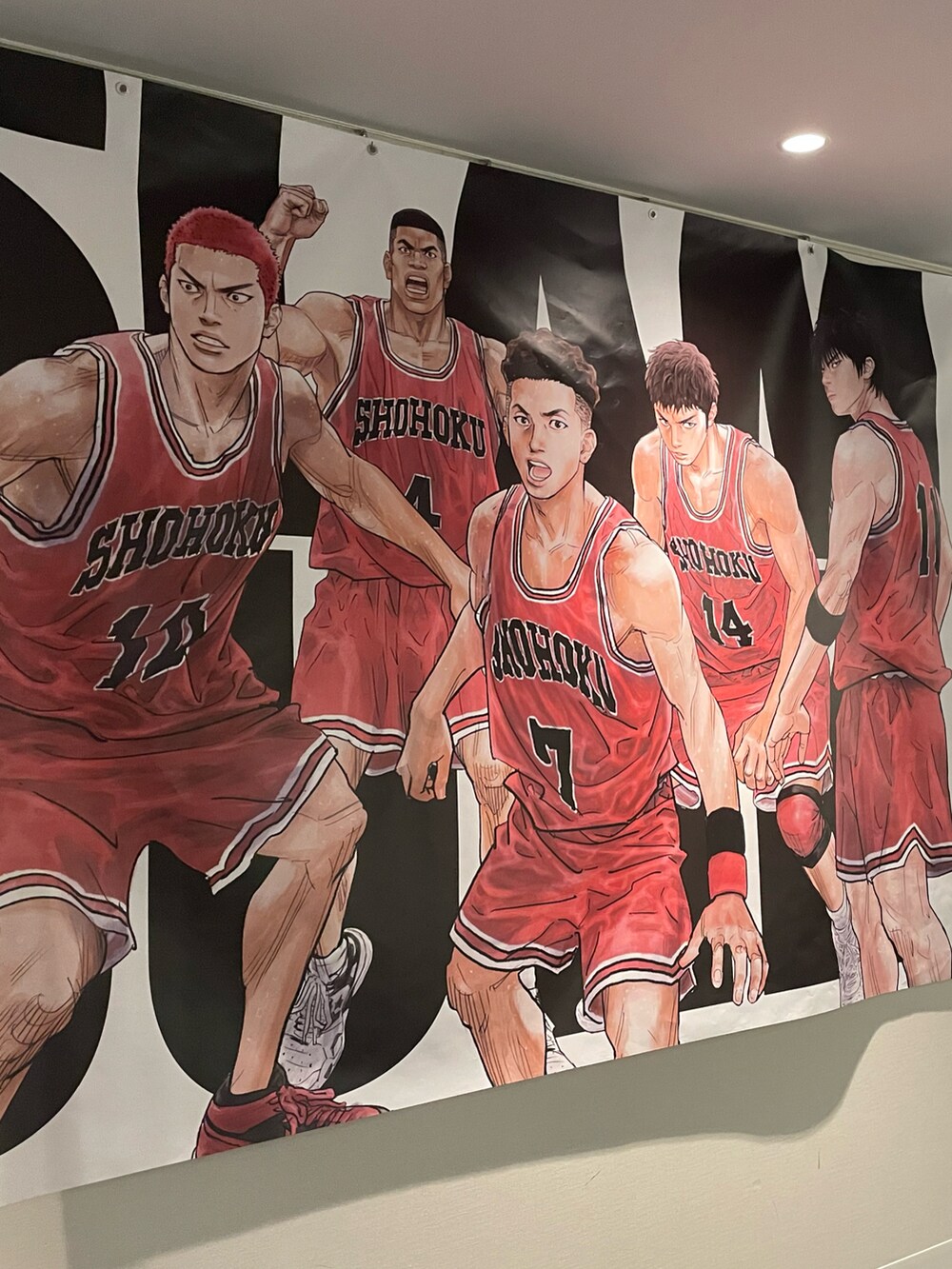 ブラック系のブルゾン、ベージュ系のショルダーバッグ、グリーン系のカーゴパンツを着用したメンズの冬コーディネートの3枚目の写真