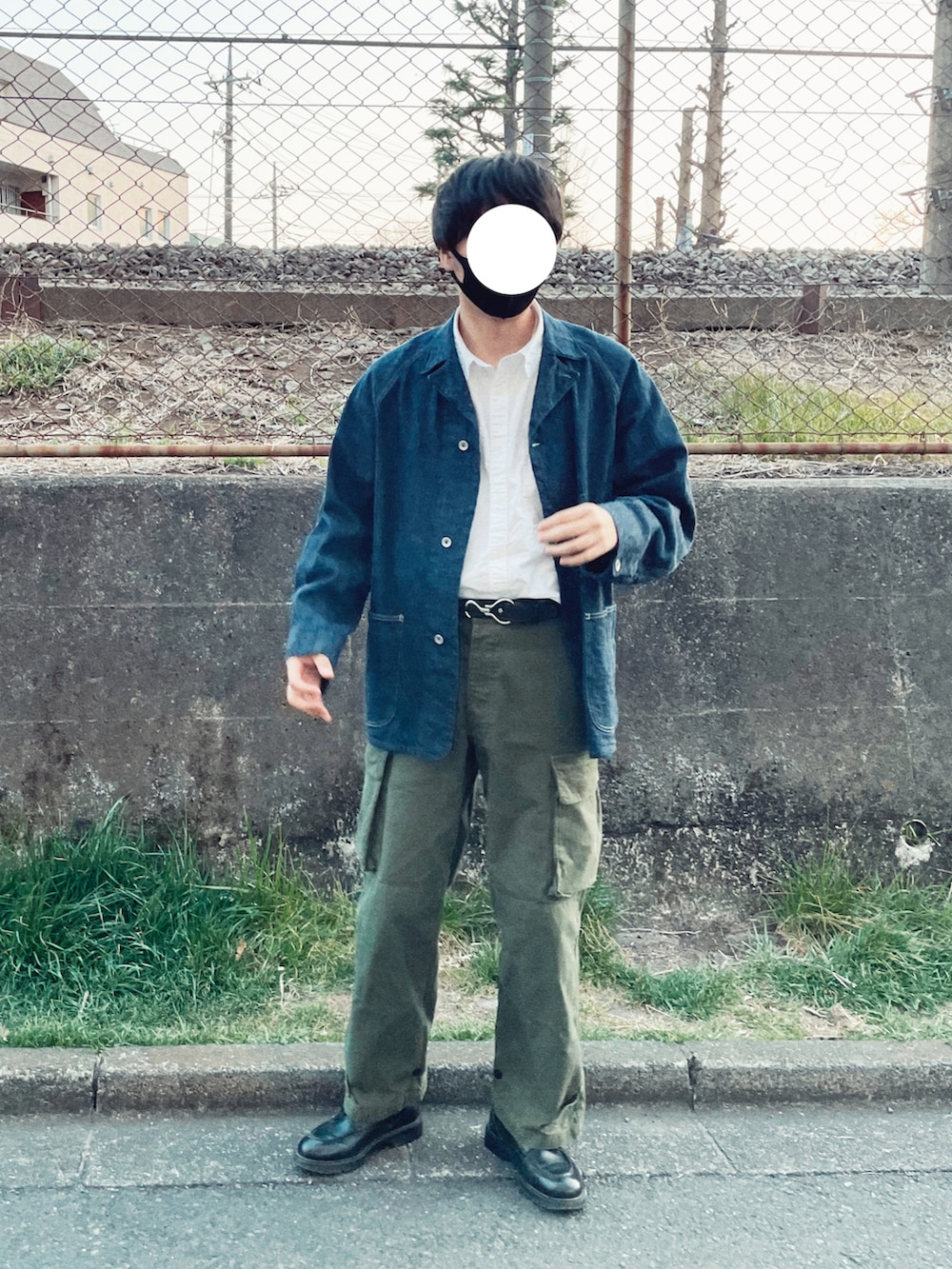 ブルー系のデニムジャケット、グリーン系のカーゴパンツ、ホワイト系のシャツ/ブラウスを着用したメンズの春コーディネートの4枚目の写真