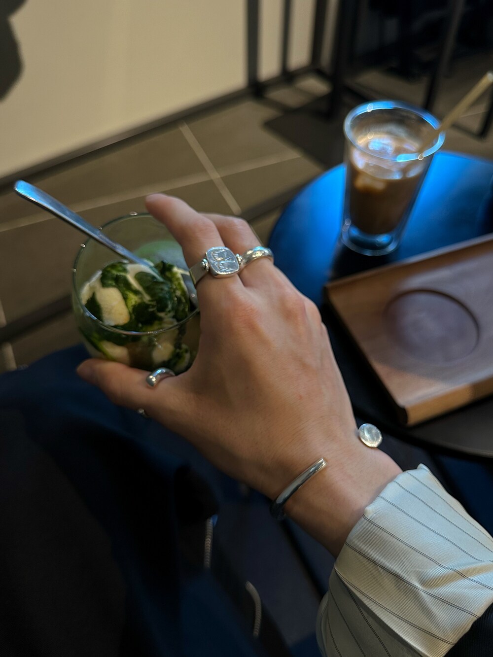 ブラック系のテーラードジャケット、ブラック系のスラックス、ホワイト系のブーツを着用したメンズの冬コーディネートの4枚目の写真