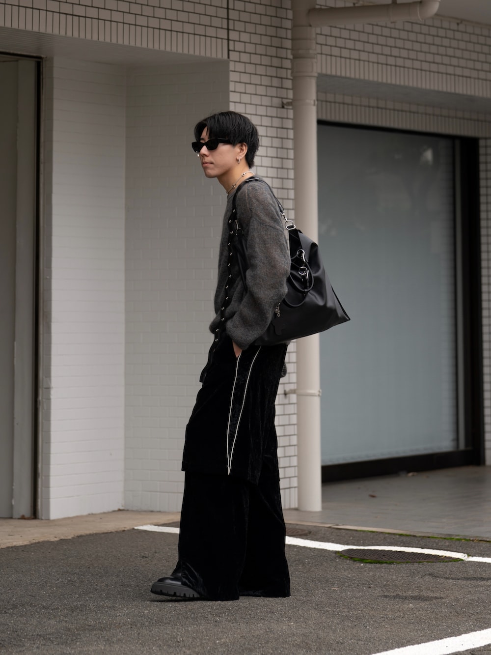 「SUBLATIONSのアイテム（ニット/セーター、グレー系）」を使った、kaiさん（メンズ・175cm）の冬コーディネートの3枚目の写真