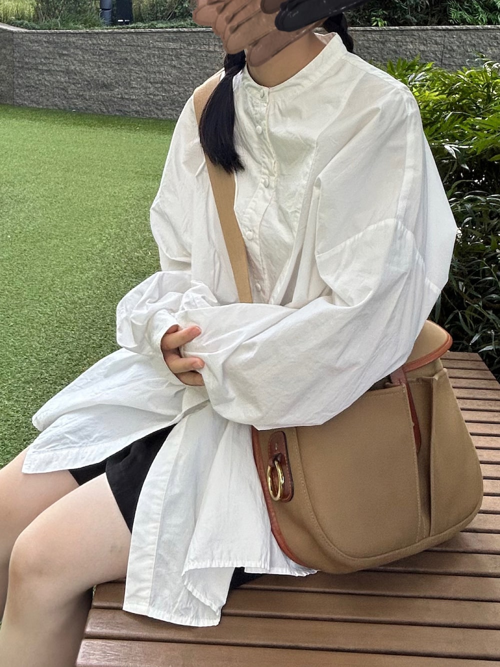 グリーン系のショルダーバッグ、ブラック系のその他パンツ、ブラック系のモカシン/デッキシューズを着用したレディースの秋コーディネートの2枚目の写真