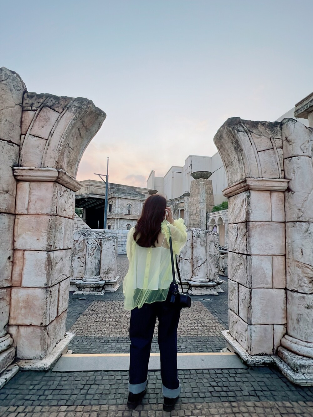 イエロー系のその他トップス、ホワイト系のキャミソール、ブルー系のデニムパンツを着用したレディースの春コーディネートの4枚目の写真