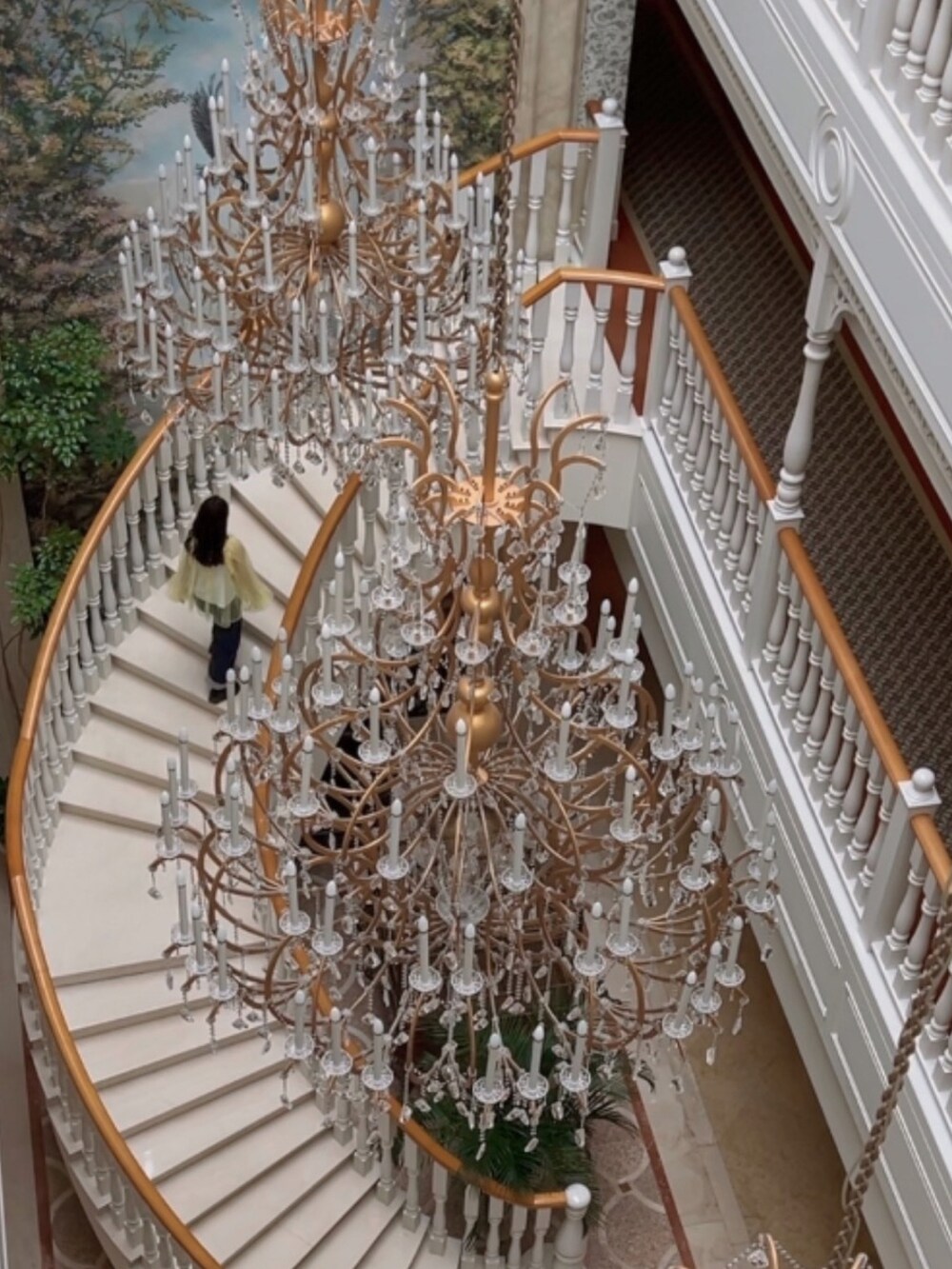 イエロー系のその他トップス、ホワイト系のキャミソール、ブルー系のデニムパンツを着用したレディースの春コーディネートの3枚目の写真