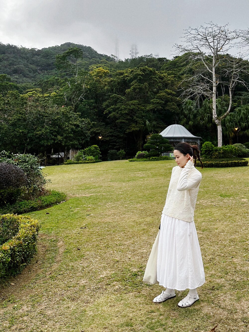 ホワイト系のその他トップス、ベージュ系のショルダーバッグ、ホワイト系のスカートを着用したレディースの冬コーディネートの3枚目の写真