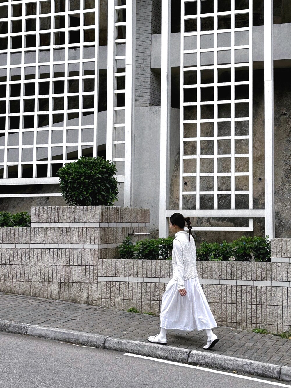 ホワイト系のその他トップス、ベージュ系のショルダーバッグ、ホワイト系のスカートを着用したレディースの冬コーディネートの2枚目の写真