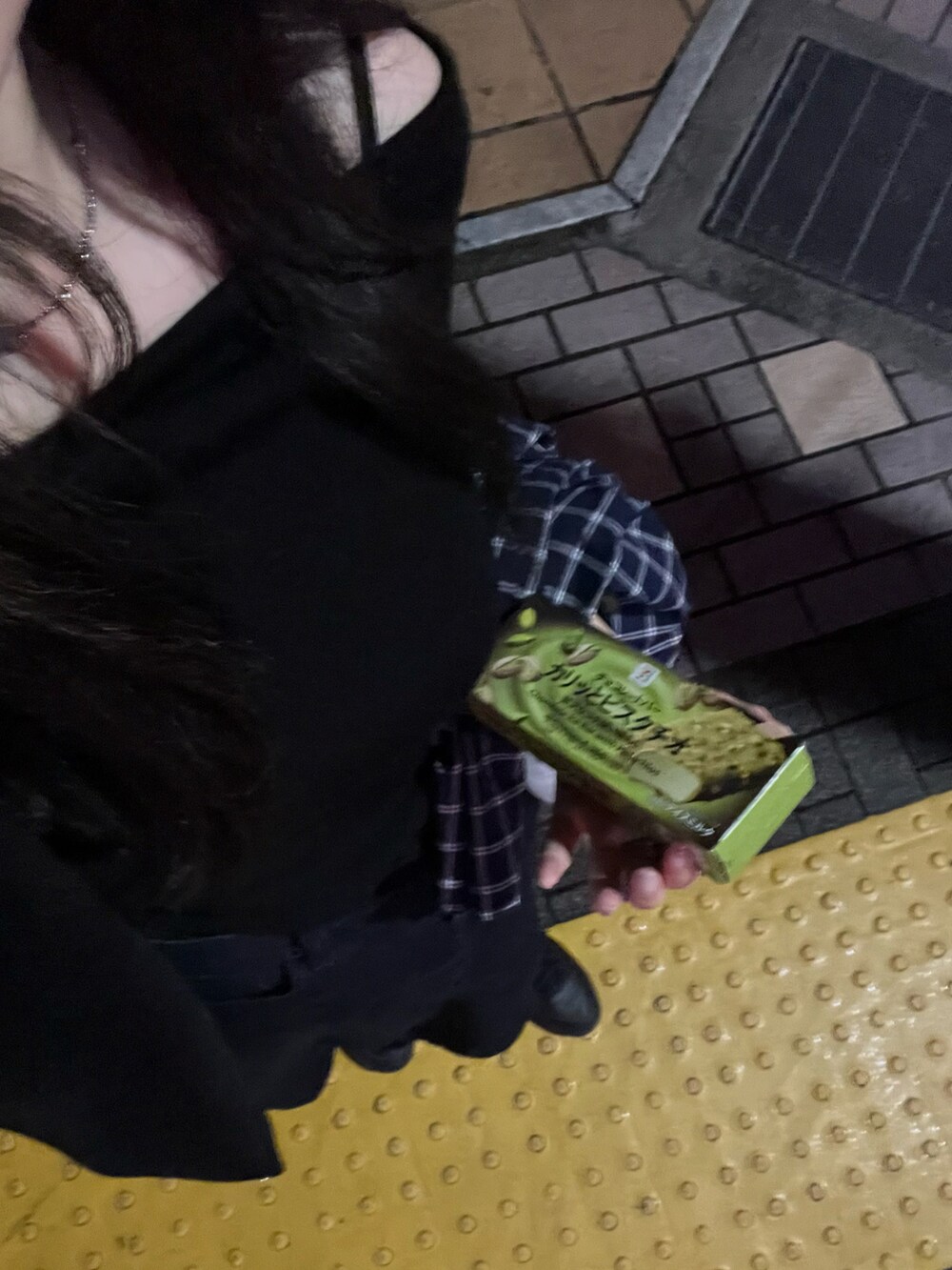 ブルー系のシャツ/ブラウス、ブラック系のTシャツ/カットソー、ブラック系のトートバッグを着用したレディースの秋コーディネートの2枚目の写真