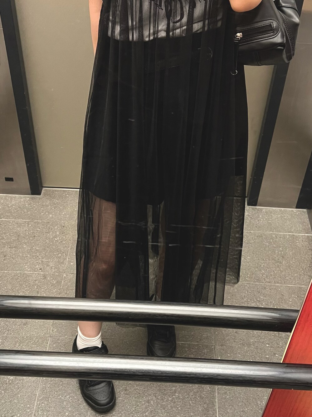 ブラック系のショルダーバッグ、ブラック系のワンピース、ブラック系のパンツを着用したレディースの夏コーディネートの2枚目の写真