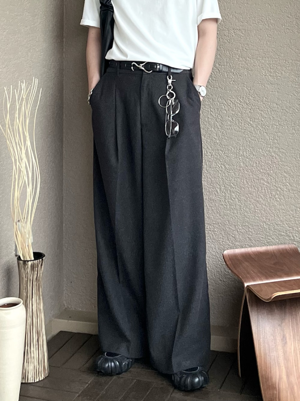 「やっぱり帽子が好き、アメカジ、スポーツミックス、雨の日コーデ、白Tシャツ、Tシャツ、スラックス、ワイドパンツ、サングラス、韓国ファッション、レイヤードスタイル、キャップ、スニーカー、夏コーデ、春夏コーデ」|「WYM LIDNMのEXTRA FINE COTTON BASIC TEE -SLIM CROPPED FIT-(Tシャツ/カットソー、ホワイト系)」を使った、takumaさん(メンズ・180cm)の夏コーディネートの3枚目の写真
