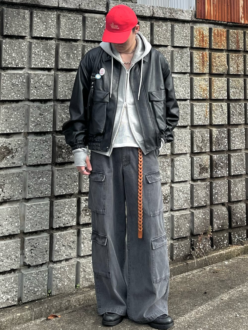 「最近のいい感じコーデ、きれいめカジュアル、レザー、デニム、キャップ、レザージャケット、古着MIX、プチプラ、春コーデ、春アウター、春色、ジップパーカー、大人カジュアル、韓国ファッション、春めき満開コーデ」｜「WYM LIDNMのARTIFICIAL GRAIN  SHORT BLOUSON（ブルゾン、ブラック系）」を使った、takumaさん（メンズ・180cm）の冬コーディネートの5枚目の写真