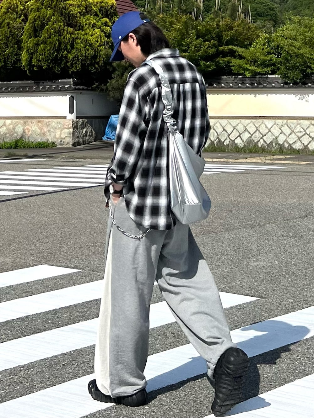 「シャツスタイル、スニーカー、春夏コーデ、モード、韓国ファッション、プチプラ、シンプルコーデ、きれいめカジュアル、スポーツミックス、チェック、キャップ、パステルカラー、夏コーデ、レイヤードスタイル、春カラー」|「THE CRAFT CREW PRODUCTSの【THE CRAFT CREW PRODUCTS】ファンクショナルファブリック ビッグシルエット アソートレギュラーカラー長袖シャツ / 抗菌・防臭・イージーケア(シャツ/ブラウス、ホワイト系)」を使った、takumaさん(メンズ・180cm)の春コーディネートの2枚目の写真