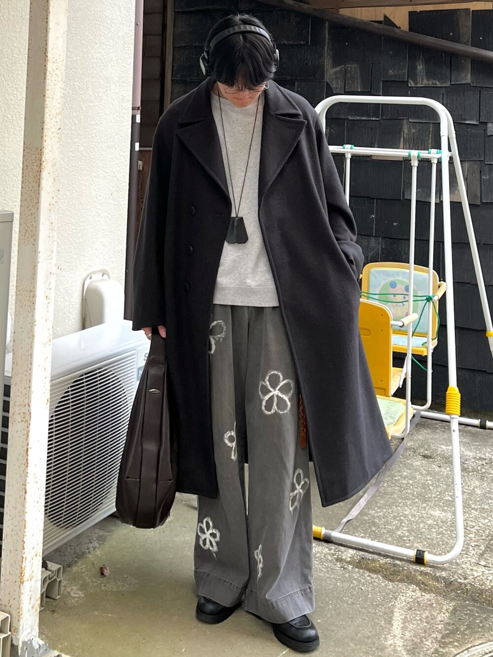 「レイヤードスタイル、デニム、スウェット、ロングコート、レザー、きれいめカジュアル、冬コーデ、冬アウター、古着MIX、デートコーデ、ショルダーバッグ、韓国ファッション、プチプラ、ワイドパンツ、お出かけコーデ」｜「WYM LIDNMのSMOOTH HERRINGBONE MAXI OVER COAT（チェスターコート、グレー系）」を使った、takumaさん（メンズ・180cm）の冬コーディネートの5枚目の写真