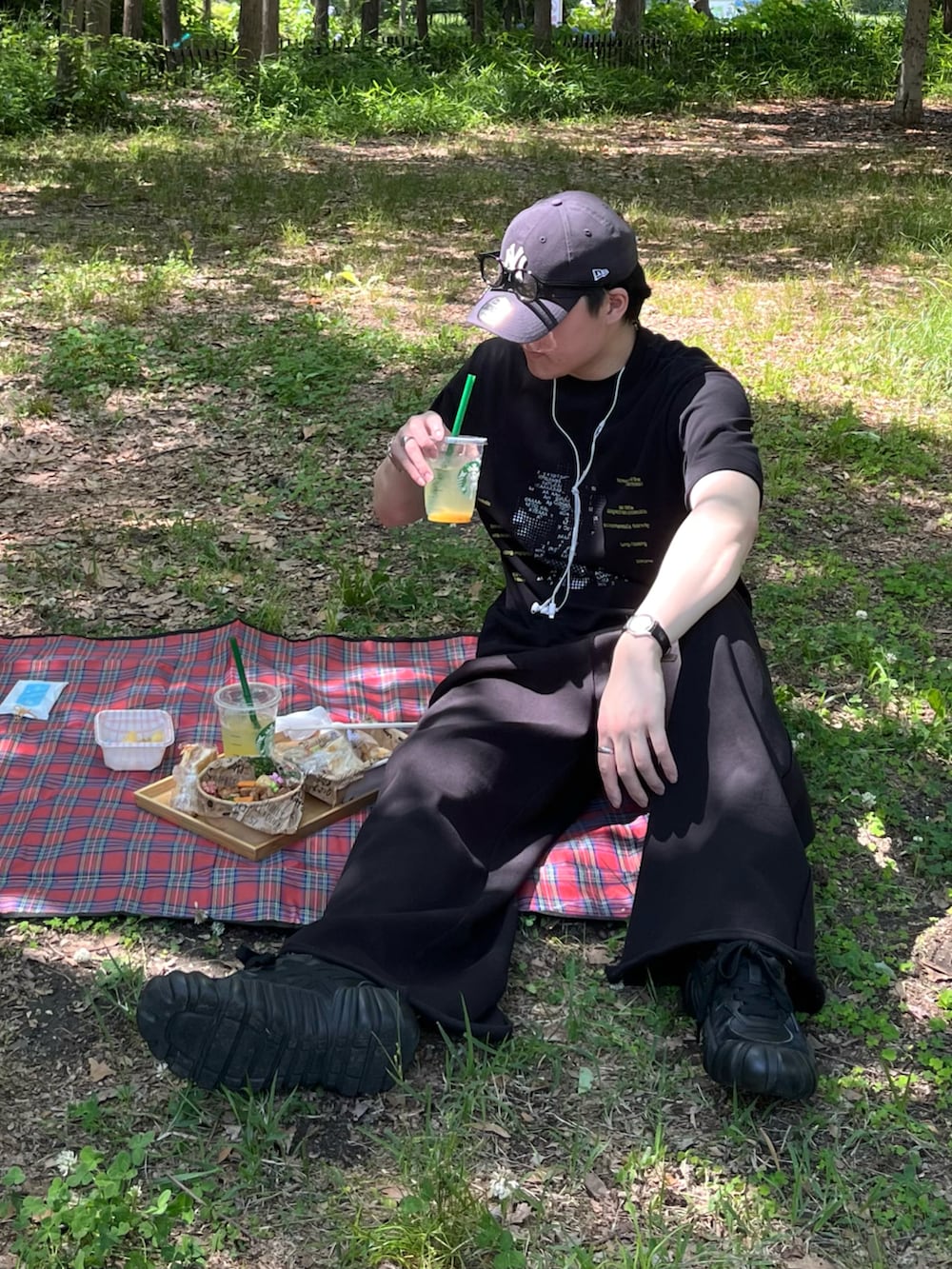「ブラックコーデ、古着MIX、雨の日コーデ、モノトーン、夏コーデ、黒Tシャツ、韓国ファッション、キャップ、Tシャツ、スニーカー、サングラス、メガネ男子、きれいめカジュアル、レイヤードスタイル、スポーツミックス」|「soerteの4 pattern assort graphic Tee/4パターンアソートグラフィックT(Tシャツ/カットソー、ブラック系)」を使った、takumaさん(メンズ・180cm)の夏コーディネートの4枚目の写真