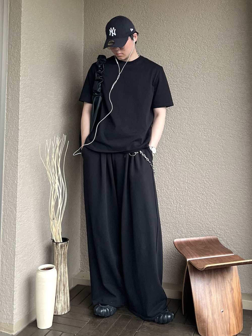 「レイヤードスタイル、スポーツミックス、黒Tシャツ、ワイドパンツ、キャップ、Tシャツ、サングラス、ショルダーバッグ、夏コーデ、雨の日コーデ、きれいめカジュアル、古着MIX、プチプラ、シンプルコーデ、モノトーン」｜「WYM LIDNMのEXTRA FINE COTTON BASIC TEE -SLIM CROPPED FIT-（Tシャツ/カットソー、ブラック系）」を使った、takumaさん（メンズ・180cm）の夏コーディネートの4枚目の写真