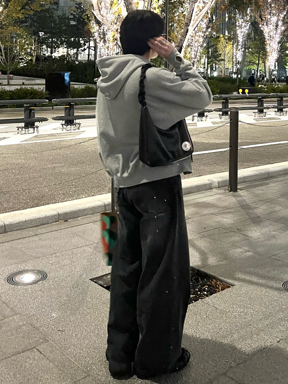 「デニム、レイヤードスタイル、古着MIX、テーマパークコーデ、レザー、メガネ男子、プチプラ、パーカー、スニーカー、スウェット、モノトーン、秋コーデ、スポーツミックス、きれいめカジュアル、最近のいい感じコーデ」|「soerteのHeavy weight double zip-up hoodie /ヘビーウェイトダブルジップフーディー(パーカー、グレー系)」を使った、takumaさん(メンズ・180cm)の秋コーディネートの5枚目の写真