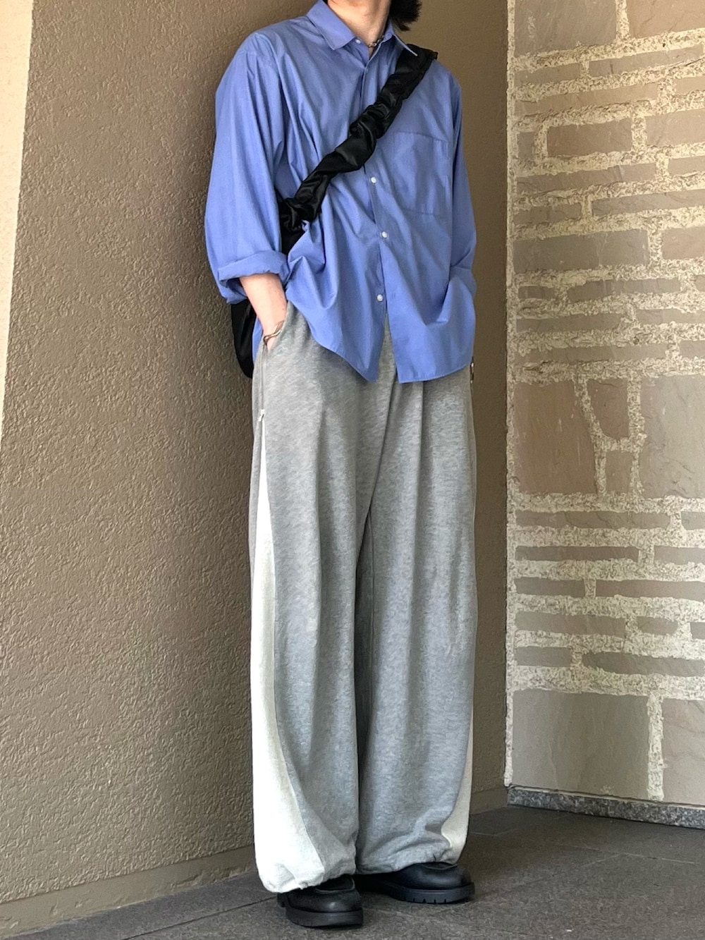 「WYM LIDNMのTENCEL RELAX WIDE SHIRT（シャツ/ブラウス、ブルー系）」を使った、takumaさん（メンズ・180cm）の春コーディネートの5枚目の写真