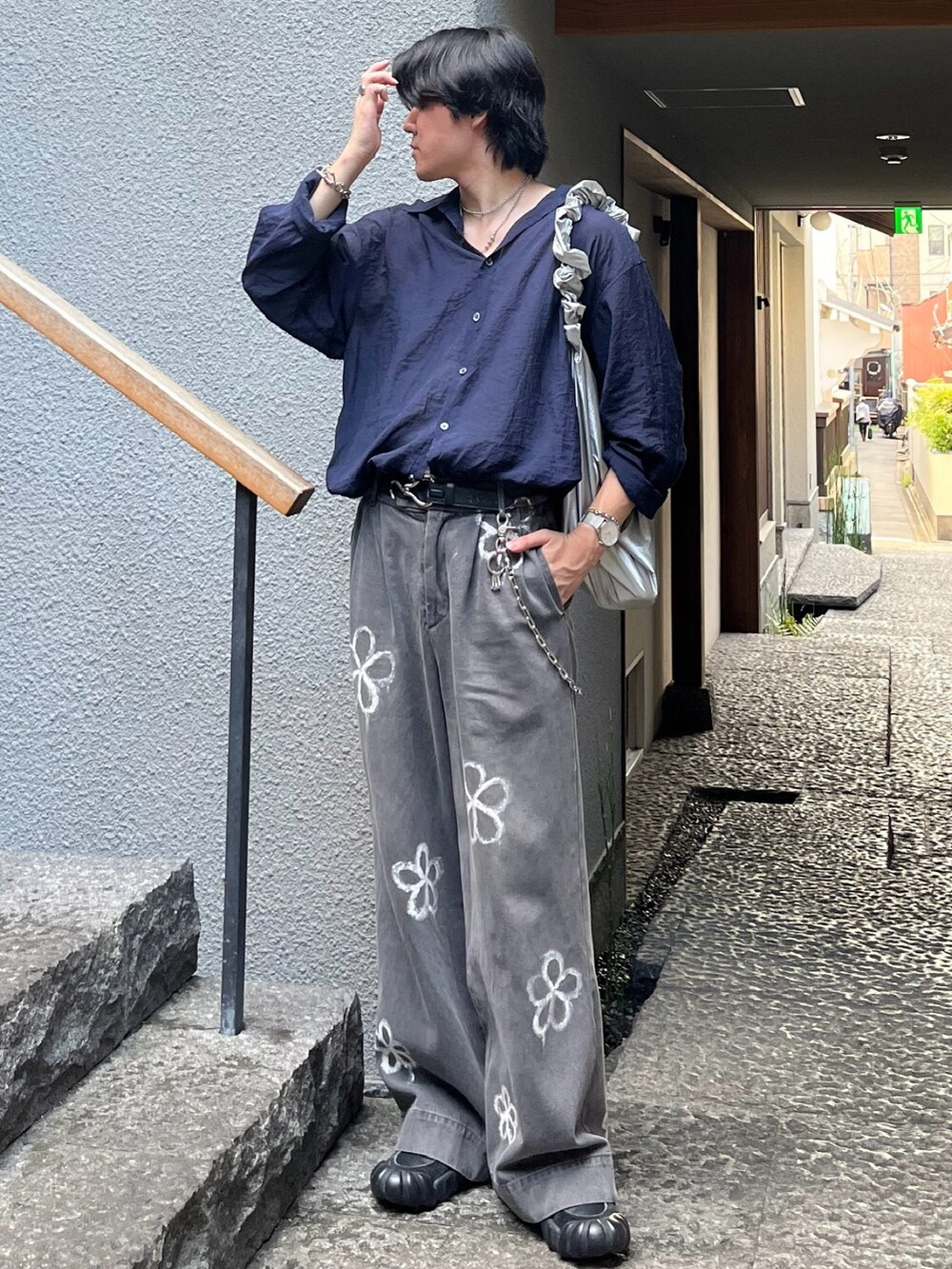 「アウトドアスタイル、レイヤードスタイル、秋っぽコーデ更新中、秋コーデ、秋服準備はじめました、お出かけコーデ、休日スタイル、きれいめカジュアル、韓国ファッション、シャツスタイル、デニム、スニーカー、ショルダーバッグ、プチプラ、ワイドパンツ」|「EMMA CLOTHESのシアーL/Sルーズシャツ EMMA CLOTHES 2024SS(シャツ/ブラウス、ブルー系)」を使った、takumaさん(メンズ・180cm)の秋コーディネートの2枚目の写真