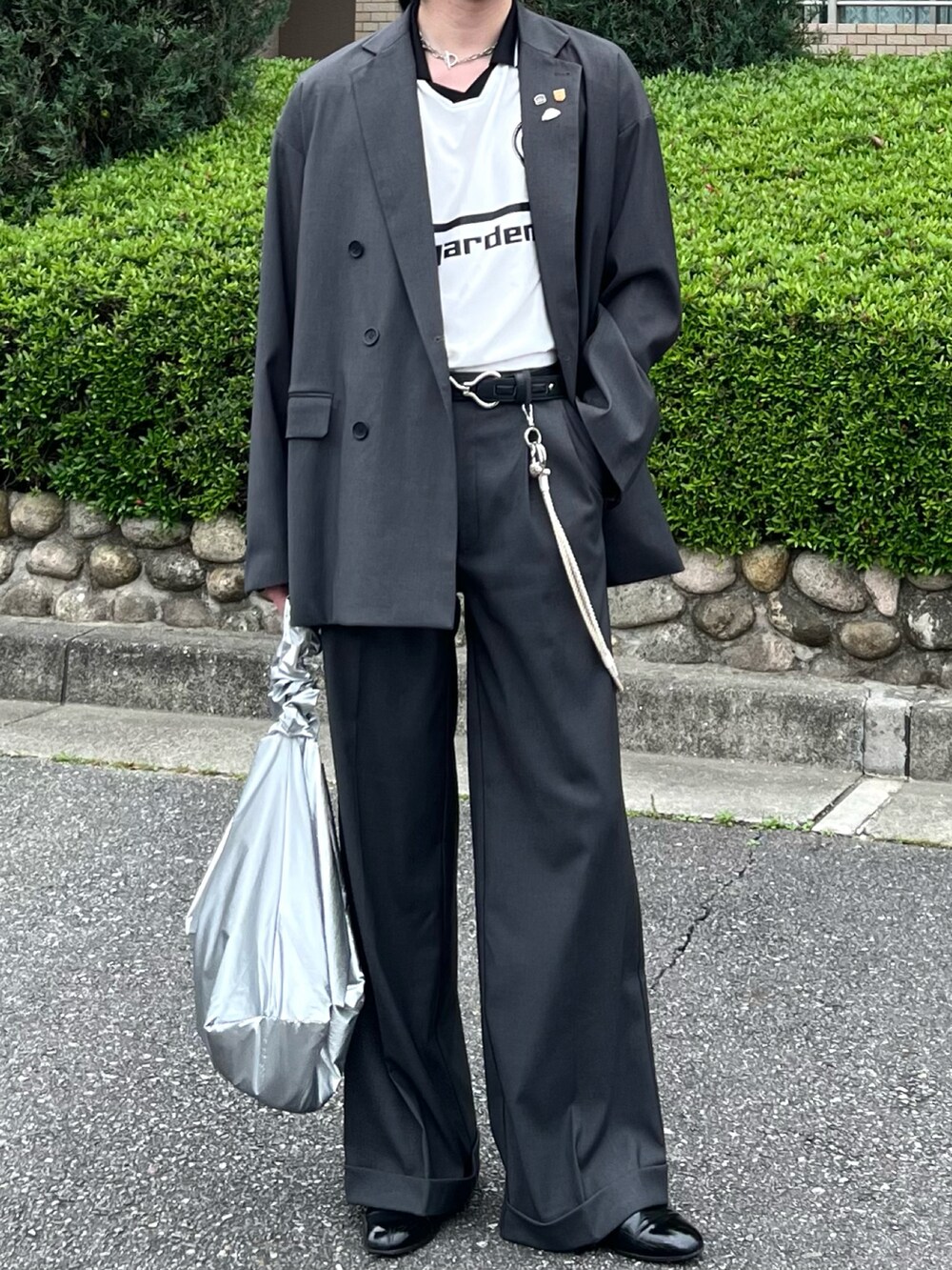 「春コーデ、モノトーン、お出かけコーデ、休日スタイル、デートコーデ、きれいめカジュアル、プチプラ、春夏コーデ、レイヤードスタイル、韓国ファッション、ショルダーバッグ、セットアップ、ローファー、シンプルコーデ、スラックス」|「soerteのOversized double-breasted jacket/オーバーサイズダブルブレストストレートジャケット(テーラードジャケット、グレー系)」を使った、takumaさん(メンズ・180cm)の春コーディネートの4枚目の写真