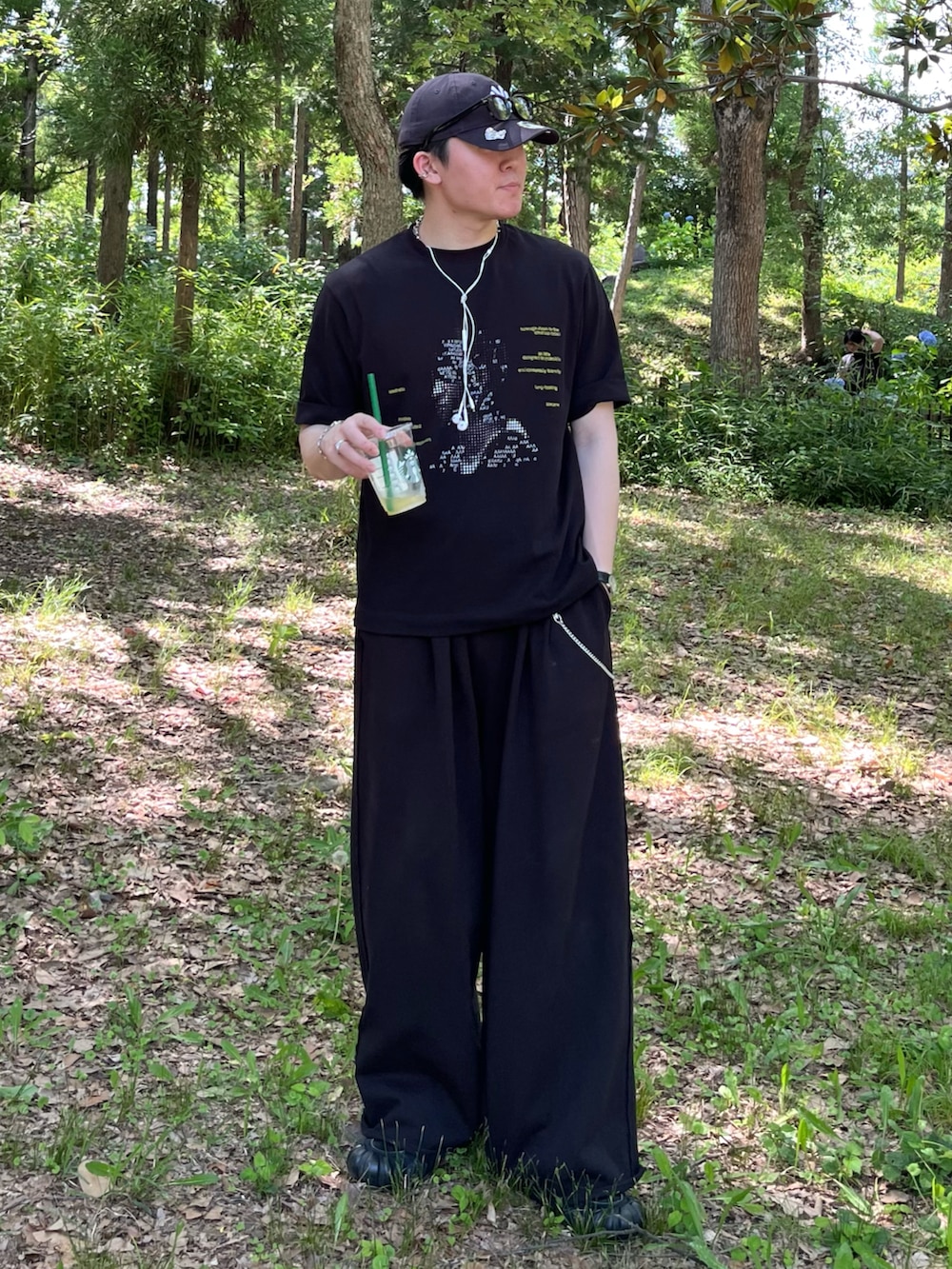 「ブラックコーデ、古着MIX、雨の日コーデ、モノトーン、夏コーデ、黒Tシャツ、韓国ファッション、キャップ、Tシャツ、スニーカー、サングラス、メガネ男子、きれいめカジュアル、レイヤードスタイル、スポーツミックス」|「soerteの4 pattern assort graphic Tee/4パターンアソートグラフィックT(Tシャツ/カットソー、ブラック系)」を使った、takumaさん(メンズ・180cm)の夏コーディネートの3枚目の写真