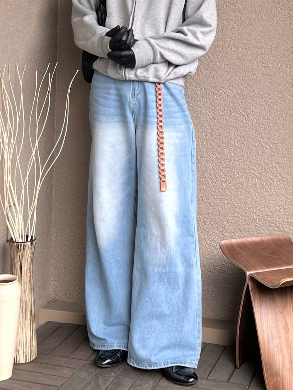 「最近のいい感じコーデ、ショルダーバッグ、大人カジュアル、古着MIX、ジップパーカー、デニム、春コーデ、春色、お出かけコーデ、休日スタイル、デートコーデ、レイヤードスタイル、きれいめカジュアル、パーカー、プチプラ」|「soerteのHeavy weight double zip-up hoodie /ヘビーウェイトダブルジップフーディー(パーカー、グレー系)」を使った、takumaさん(骨格ナチュラル・メンズ・180cm)の春コーディネートの3枚目の写真