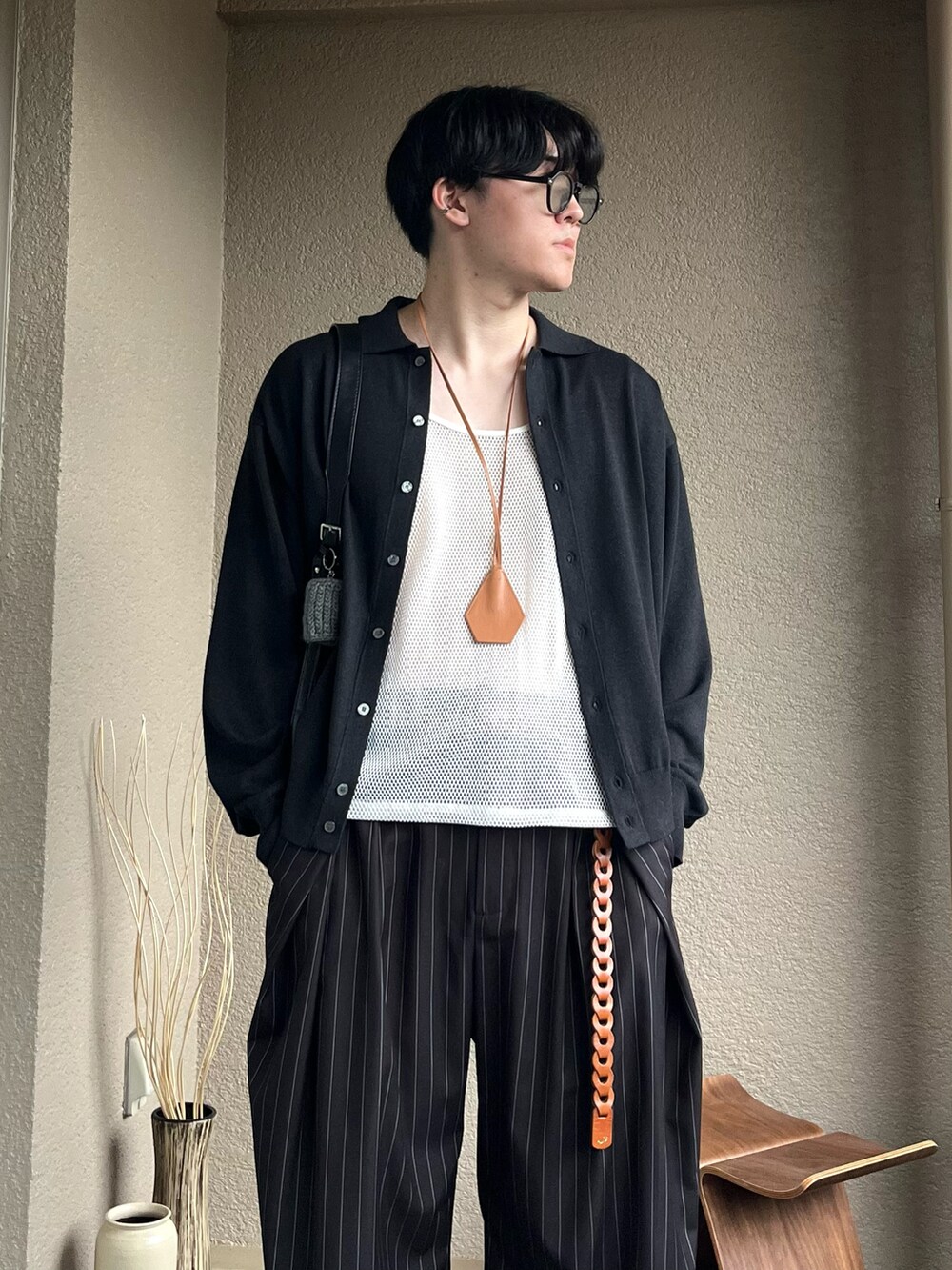 ブラック系のショルダーバッグ、グレー系のシャツ/ブラウス、ホワイト系のタンクトップを着用したメンズの秋コーディネートの2枚目の写真