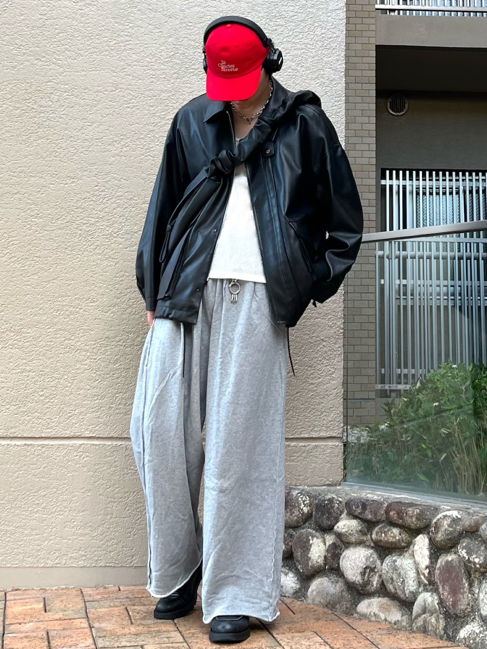 「秋っぽコーデ更新中、メガネ男子、レイヤードスタイル、キャップ、スポーツミックス、アウトドアスタイル、ショルダーバッグ、プチプラ、ワイドパンツ、秋コーデ、レザー、古着MIX、テーマパークコーデ、淡色コーデ、スウェット」|「WYM LIDNMのFAUX LEATHER MILITARY BLOUSON(ブルゾン、ブラック系)」を使った、takumaさん(メンズ・180cm)の秋コーディネートの4枚目の写真