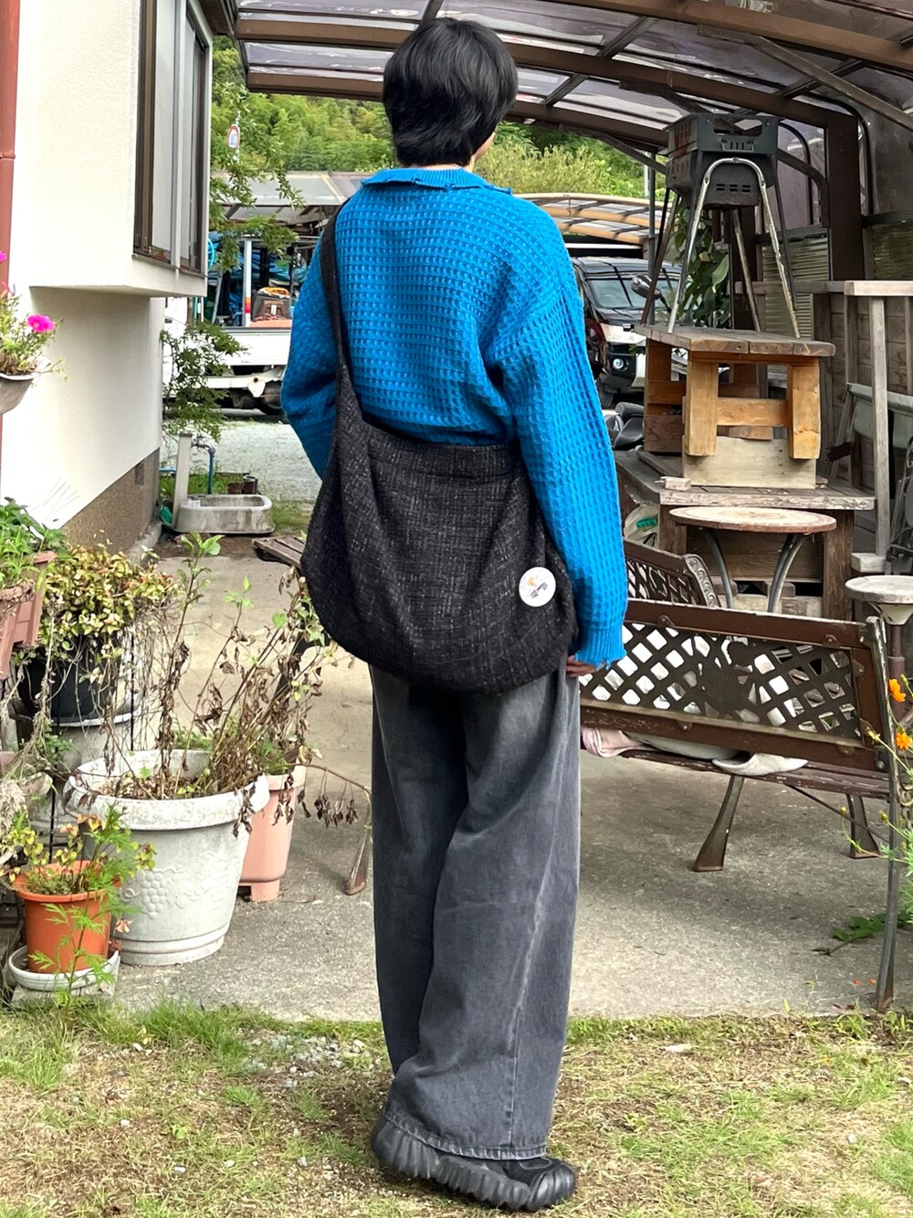 「秋っぽコーデ更新中、秋コーデ、秋服準備はじめました、アウトドアスタイル、レイヤードスタイル、デニム、スニーカー、お出かけコーデ、休日スタイル、きれいめカジュアル、韓国ファッション、古着MIX、プチプラ、ショルダーバッグ、スポーツミックス」|「ENDER PRODUCTSの3Dコードヤーンダメージニット ビッグシルエットポロシャツ【ENDER PRODUCTS/エンダープロダクツ】(ニット/セーター、ブルー系)」を使った、takumaさん(メンズ・180cm)の秋コーディネートの2枚目の写真