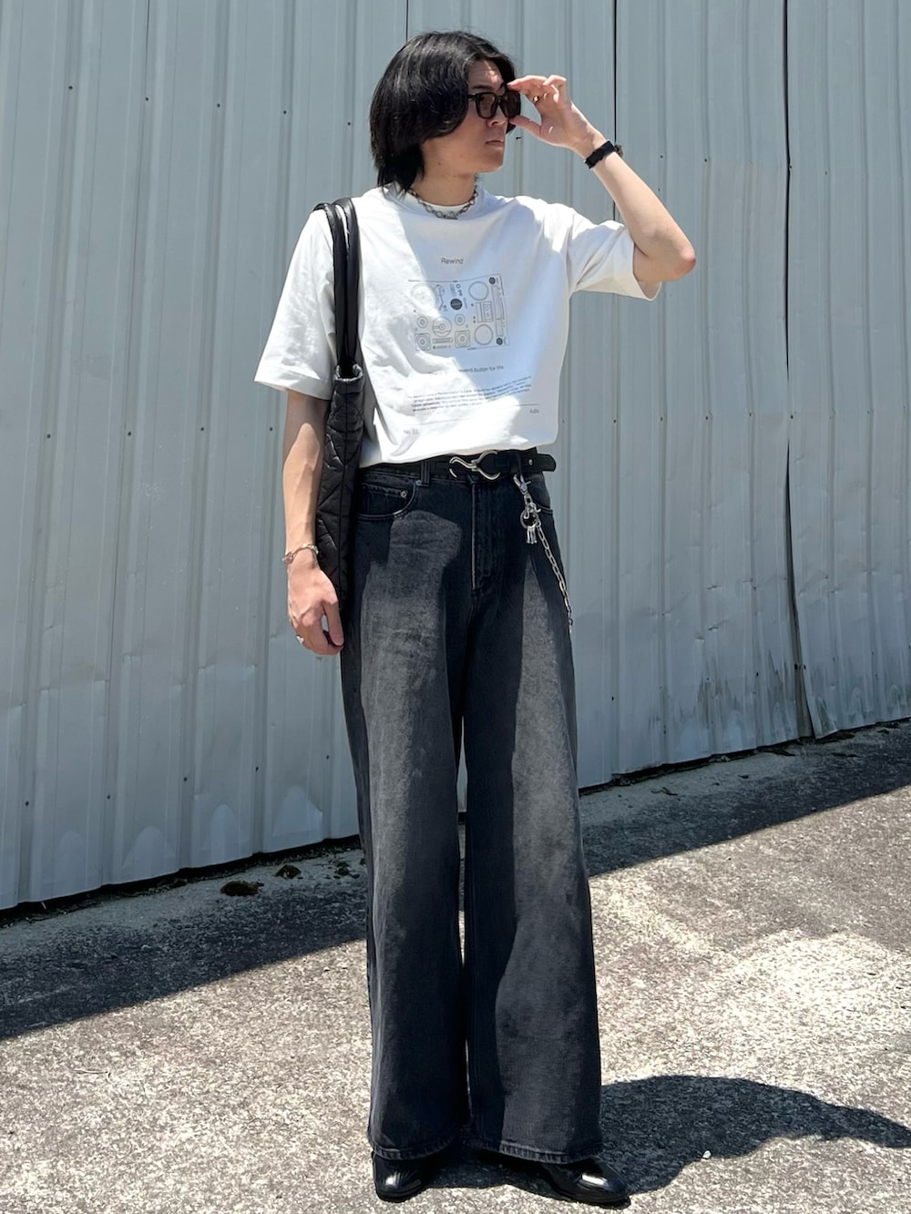 「プチプラ、きれいめカジュアル、フェスコーデ、夏だ！Tシャツ着よう！、さらっと晴れやかスナップ、白Tシャツ、トートバッグ、デニム、サングラス、シンプルコーデ、デートコーデ、韓国ファッション、夏コーデ、雨の日コーデ、モノトーン」｜「soerteの4 pattern assort graphic Tee/４パターンアソートグラフィックT（Tシャツ/カットソー、その他）」を使った、takumaさん（メンズ・180cm）の夏コーディネートの4枚目の写真