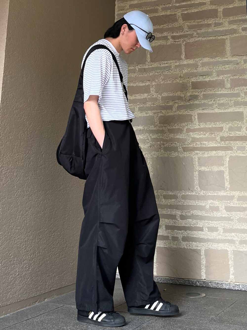 「スポーツミックス、パステルカラー、シンプルコーデ、ボーダー、キャップ、カーゴパンツ、スニーカー、ショルダーバッグ、サングラス、メガネ男子、休日スタイル、韓国ファッション、モード、きれいめカジュアル、雨の日コーデ」|「GUのアイテム(Tシャツ/カットソー、ホワイト系)」を使った、takumaさん(メンズ・180cm)の春コーディネートの3枚目の写真
